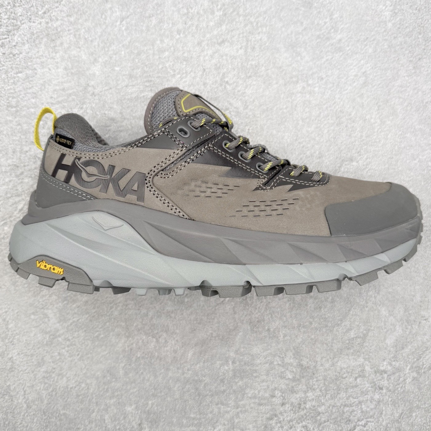 HOKA ONE ONE Kaha Low GTX 卡哈 牛皮织物皮革 缓震 防滑防水透气支撑抓地 低帮 户外功能鞋 男女同款 HOKA ONE ONE是来自美国的跑步鞋知名品牌，创立于2009年，始终致力于为所有跑者提供更新、更好的跑步装备。相比常规跑鞋，HOKA ONE ONE特别研发使用性能独特的几何形跑鞋中底，此种鞋底更厚、更高、回弹性也更好，除了卓越的缓冲性能，它还能內各种阶段的跑者带来更具动感、更加稳定的跑步体验。HOKAONE ONE从设计之初就清楚意识到，要保证跑者步幅的均匀一致，双脚自然而然的运动至关重要。尺码：36 36.5 37.5 38 38.5 39 40 40.5 41 42 42.5 43 44 44.5 45-选品中心