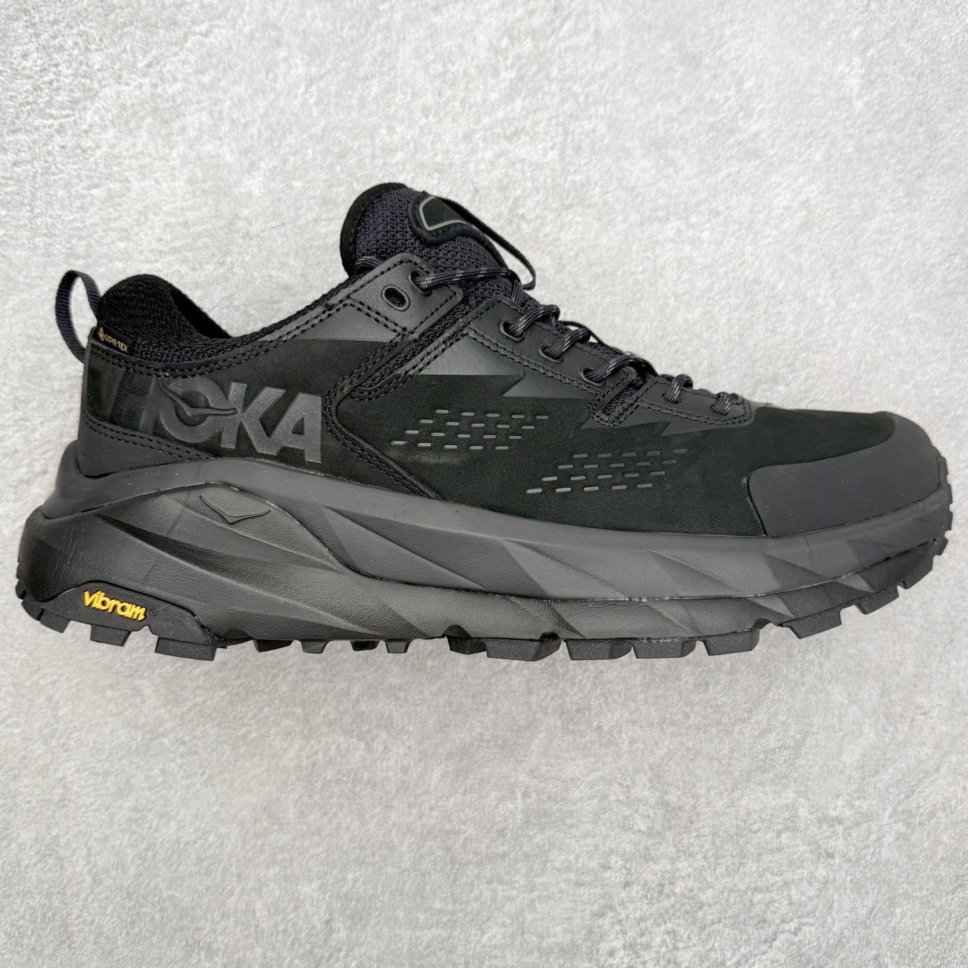 HOKA ONE ONE Kaha Low GTX 卡哈 牛皮织物皮革 缓震 防滑防水透气支撑抓地 低帮 户外功能鞋 男女同款 HOKA ONE ONE是来自美国的跑步鞋知名品牌，创立于2009年，始终致力于为所有跑者提供更新、更好的跑步装备。相比常规跑鞋，HOKA ONE ONE特别研发使用性能独特的几何形跑鞋中底，此种鞋底更厚、更高、回弹性也更好，除了卓越的缓冲性能，它还能內各种阶段的跑者带来更具动感、更加稳定的跑步体验。HOKAONE ONE从设计之初就清楚意识到，要保证跑者步幅的均匀一致，双脚自然而然的运动至关重要。尺码：36 36.5 37.5 38 38.5 39 40 40.5 41 42 42.5 43 44 44.5 45-选品中心