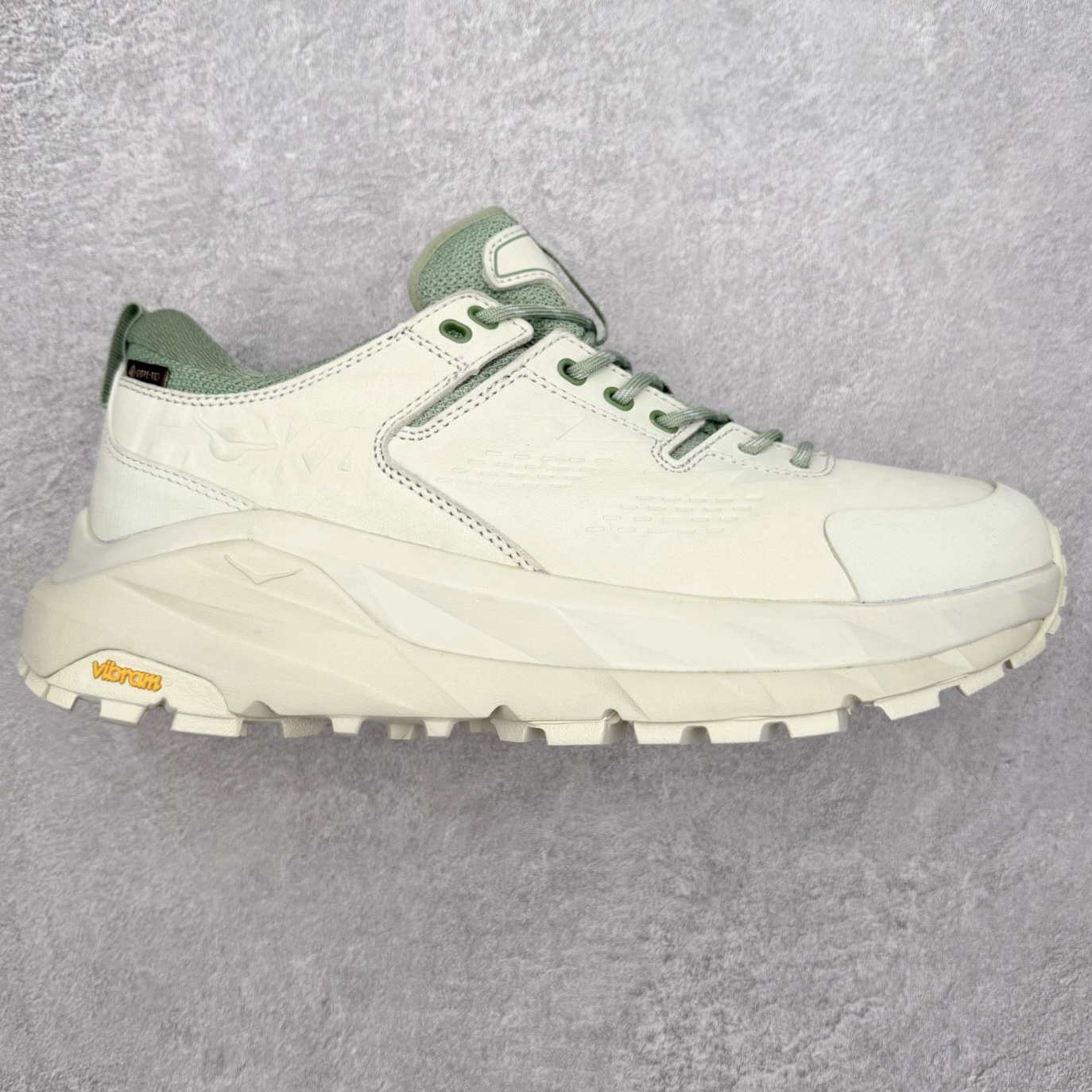 HOKA ONE ONE Kaha Low GTX 卡哈 牛皮织物皮革 缓震 防滑防水透气支撑抓地 低帮 户外功能鞋 男女同款 HOKA ONE ONE是来自美国的跑步鞋知名品牌，创立于2009年，始终致力于为所有跑者提供更新、更好的跑步装备。相比常规跑鞋，HOKA ONE ONE特别研发使用性能独特的几何形跑鞋中底，此种鞋底更厚、更高、回弹性也更好，除了卓越的缓冲性能，它还能內各种阶段的跑者带来更具动感、更加稳定的跑步体验。HOKAONE ONE从设计之初就清楚意识到，要保证跑者步幅的均匀一致，双脚自然而然的运动至关重要。尺码：36 36.5 37.5 38 38.5 39 40 40.5 41 42 42.5 43 44 44.5 45-选品中心