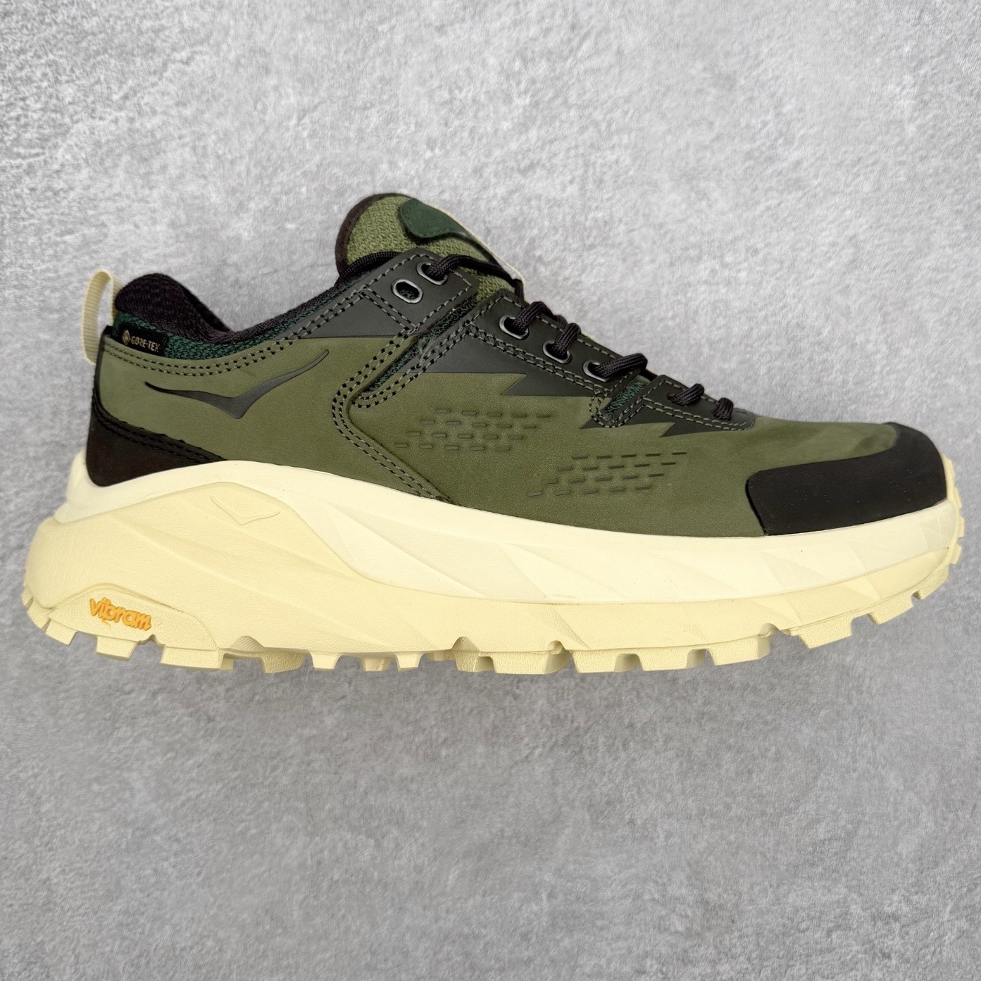 HOKA ONE ONE Kaha Low GTX 卡哈 牛皮织物皮革 缓震 防滑防水透气支撑抓地 低帮 户外功能鞋 男女同款 HOKA ONE ONE是来自美国的跑步鞋知名品牌，创立于2009年，始终致力于为所有跑者提供更新、更好的跑步装备。相比常规跑鞋，HOKA ONE ONE特别研发使用性能独特的几何形跑鞋中底，此种鞋底更厚、更高、回弹性也更好，除了卓越的缓冲性能，它还能內各种阶段的跑者带来更具动感、更加稳定的跑步体验。HOKAONE ONE从设计之初就清楚意识到，要保证跑者步幅的均匀一致，双脚自然而然的运动至关重要。尺码：36 36.5 37.5 38 38.5 39 40 40.5 41 42 42.5 43 44 44.5 45-选品中心