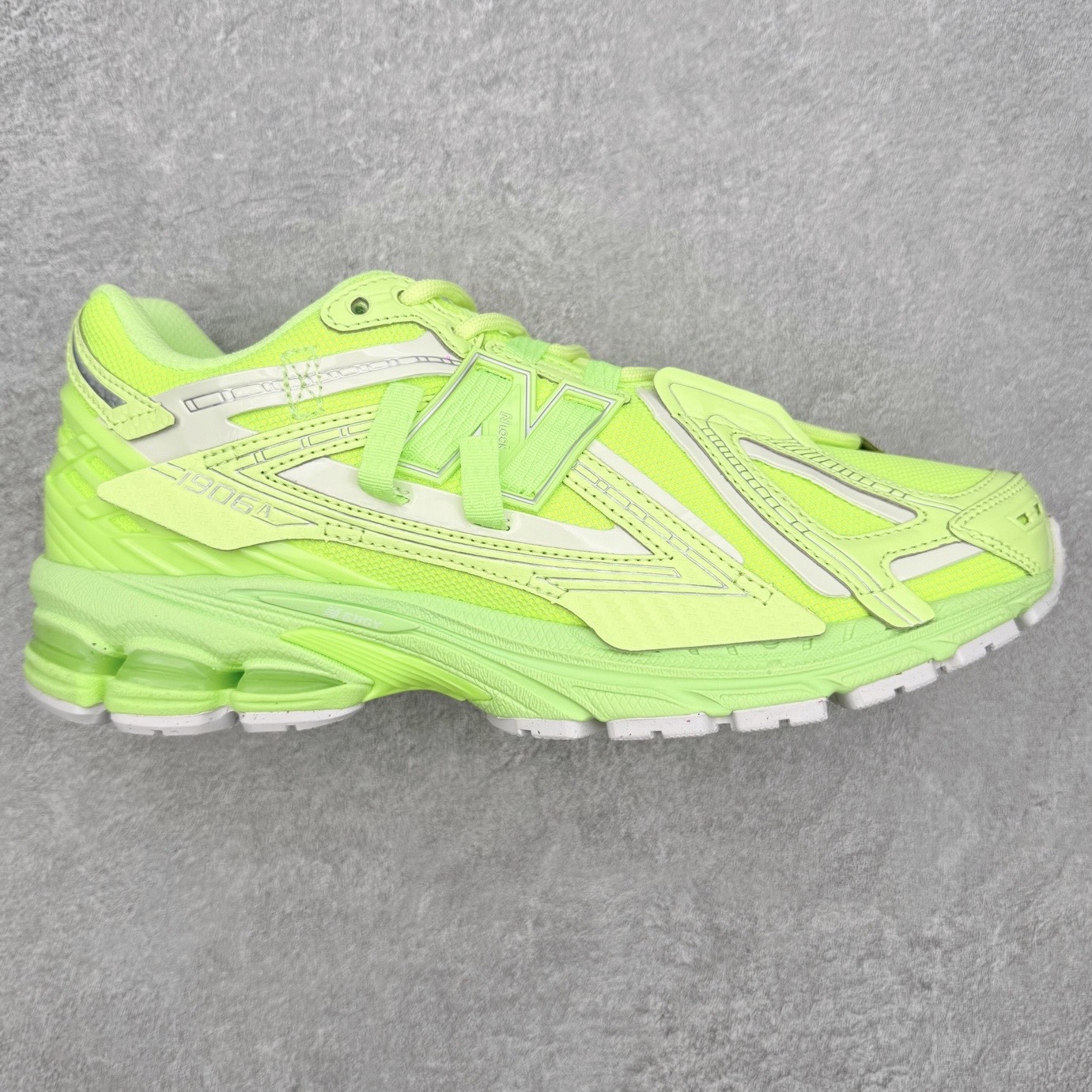 New Balance M1906R NB新百伦系列复古老爹风休闲运动慢跑鞋 日韩出口特供订单 全网最全配色 配套商长期套现长期补货 全新货品 正常出厂触屏不到的单价 超级跑量款 全套原楦原纸板原厂数据开发 进口三明治网面 原装进口翻毛皮料正确绒感卡色 正确中底拉帮中底网布细节 采用轻质牛剖革拼接透气网眼衬垫织物鞋面材质 T-Beam大底提供足步弓支撑 保持步态稳定 后跟搭载外露缓震胶 鞋身整体以各种深浅不一的灰色覆盖 鞋头以淡蓝色调装饰 网眼衬垫通过不规律的色块实现做旧的美感 泛黄的鞋底更是进一步增添了复古气息 尺码：36 37 37.5 38 38.5 39.5 40 40.5 41.5 42 42.5 43 44 45-选品中心