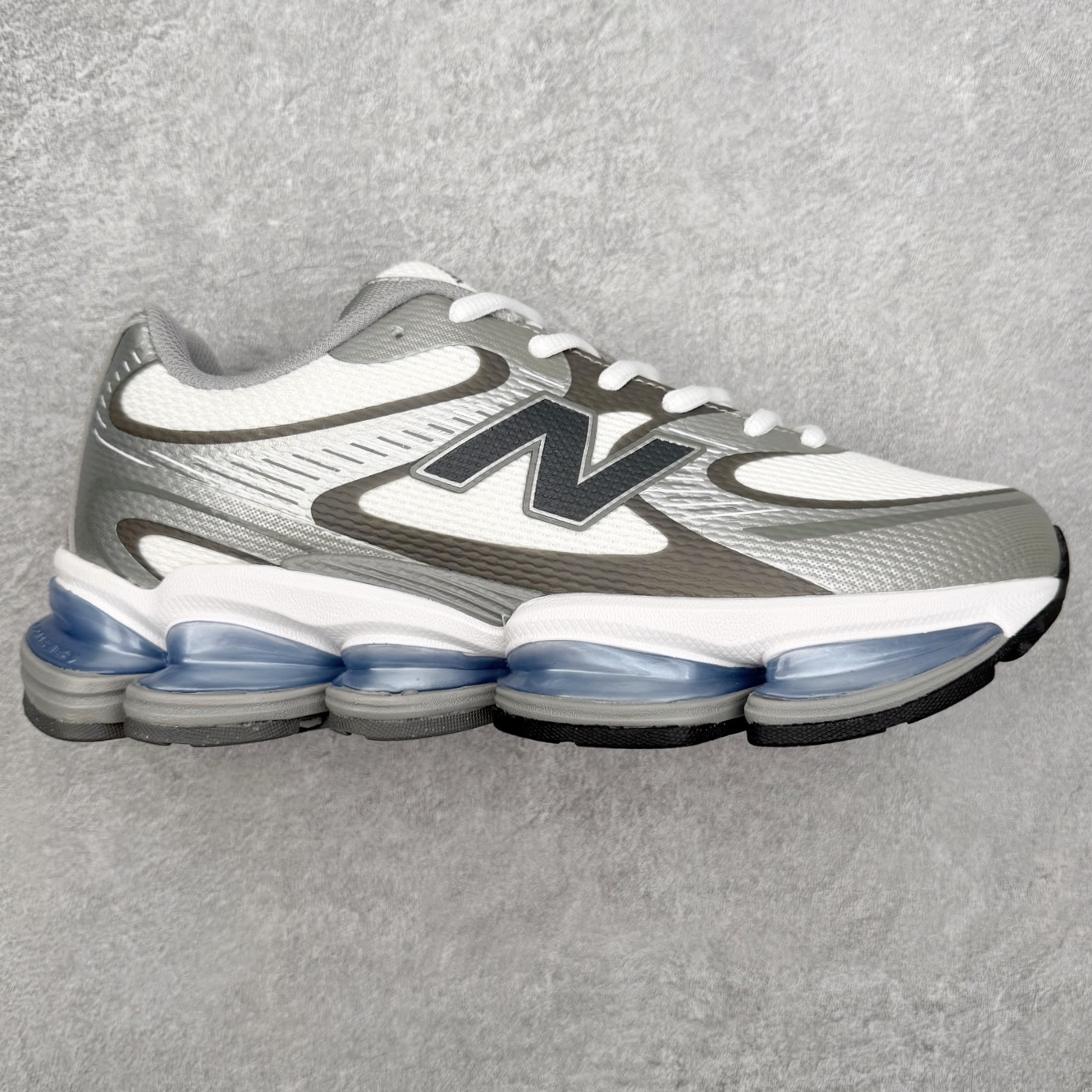 New Balance NB2000 舒适百搭防滑耐磨低帮 休闲跑步鞋 New Balance 在近两年的球鞋市场屡出奇招，在经典鞋型保持进一步增长的同时，推出的每一款新鞋型也都有傲人的战绩。在 327、9060 等鞋型获得成功之后，今天 New Balance 家族又迎来了新鲜血液的注入。这双 New Balance 2000 依然是融合了新旧元素的跑鞋造型，命名为 2000，或许是它的设计理念有着 Y2K 的血统。最大的亮点，在于这双鞋的中底。外侧以五个 ABZORB 单元，带来极具辨识度和冲击力的视觉效果，让这双鞋在外观和脚感方面都颇具吸引力。尺码：36 37 37.5 38 38.5 39 40 40.5 41 42 42.5 43 44 45 46-选品中心