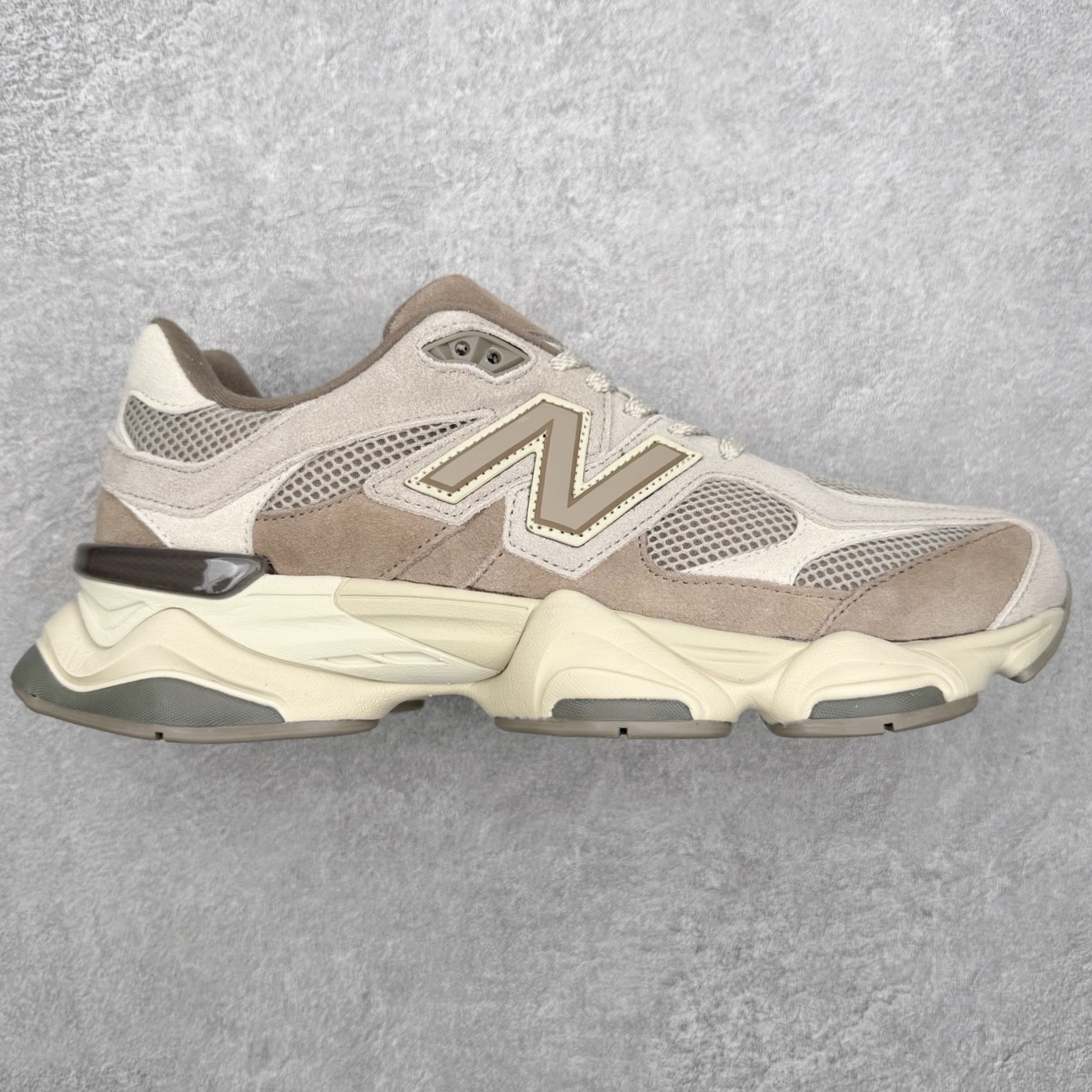 New Balance NB9060 复古运动鞋 新百伦又带来了新鞋型 并且是与芝加哥街头品牌 Joe Freshgoods 的联名款 鞋身主体采用了类似 990 系列的设计风格 与传统复古慢跑鞋区别不大 最大的变化就是鞋底部分 在传统设计的中底外层 增加了多个分区的模块 圆润的线条设计与我们熟悉的 New Balance 风格截然不同 但与同样充满弧形线条的鞋面搭配 看起来毫无违和感 尺码：36-45-选品中心