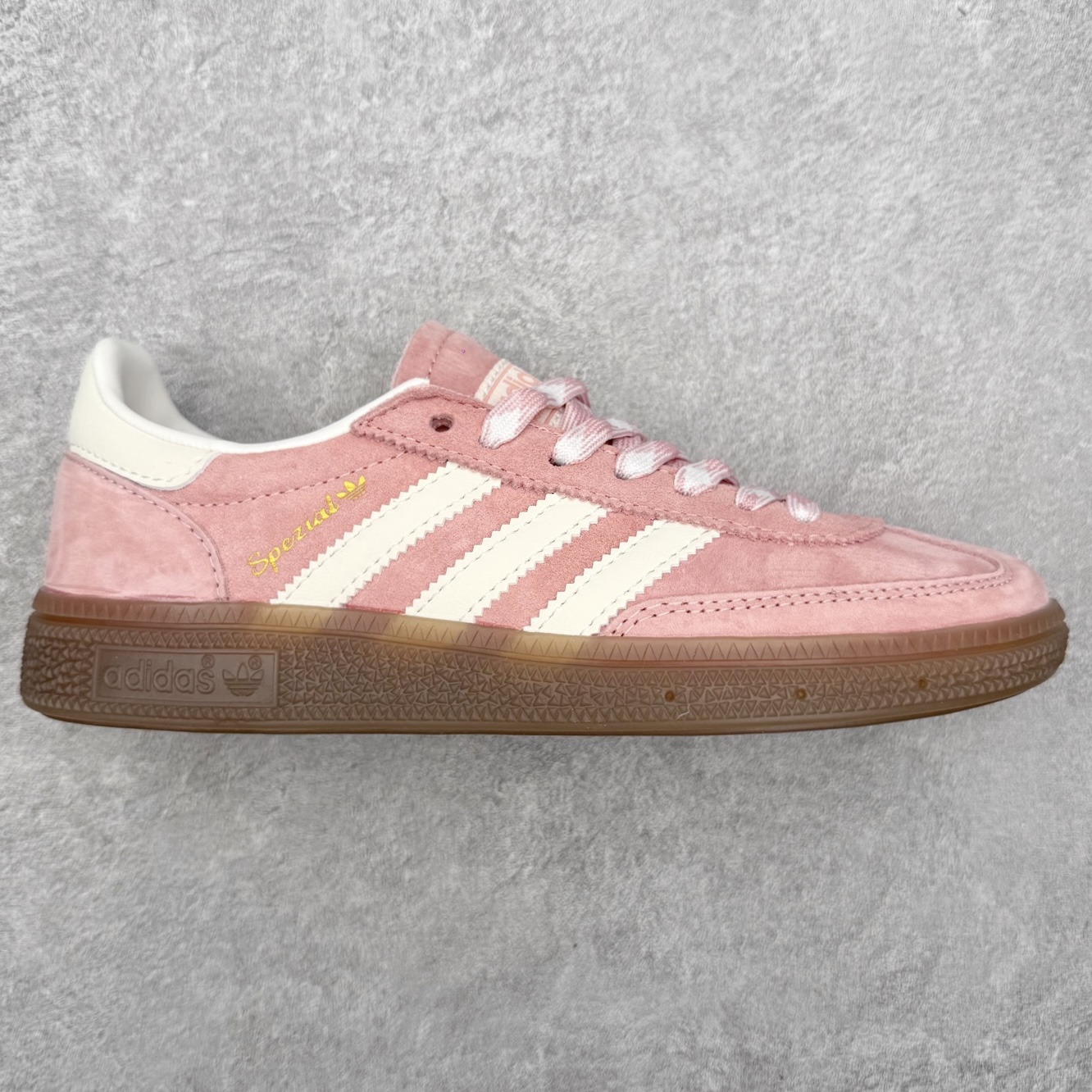 AD Originals Handball SPZL 手球运动员系列百搭休闲运动板鞋 KJ6305 这款来自阿迪达斯的这款HANDBALL SPZL前身是一双手球运动鞋，这一次拿来复刻，所以鞋面的主要色彩选用了黑色， 鞋面外侧除了Spezial字母之外还有三叶草标志。Handball SPZL作为复古手球训练鞋与作为室内足球鞋的Samba有着异曲同工之处，但是质感更为出众的鞋身以及丰富的配色选择比起Samba来讲可以说是更胜一筹了！尺码：36 36⅔ 37⅓ 38 38⅔ 39⅓ 40 40⅔ 41⅓ 42 42⅔ 43⅓ 44 45-选品中心