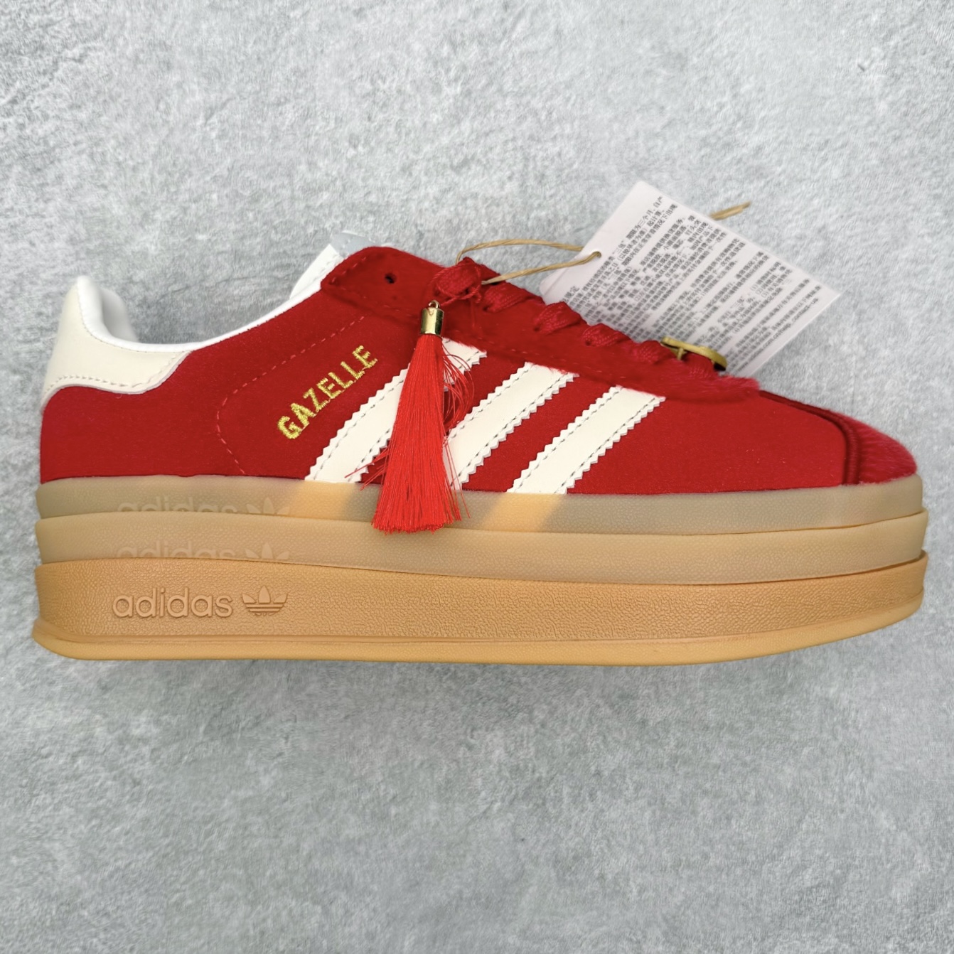 AD Originals Gazelle Bold W 羚羊松糕系列复古百搭厚底增高低帮休闲运动板鞋 KJ4293 新的一年就要换新的打扮啦！除了设定变美、健身、减肥等目标外，你已经可以利用鞋子来“偷偷改善身材比例”的愿望了！ 因为有一句话。身高不够。鞋子来凑~赶快入手以下各大运动品牌最新推出的“厚底增高运动鞋”吧。 是最好穿最百搭的长腿神器。 重点是……不仅价格不错～鞋子也不错啊！Originals的Gazelle Bold鞋款打造出「超厚底版本」！延续流线鞋型、经典麂皮材质、白色三条线和侧面烫金标志的复古外型，奶油白鞋底高度直接乘3，出门搭上它，保证一路步步高升。尺码：36 36⅔ 37⅓ 38 38⅔ 39⅓ 40-选品中心