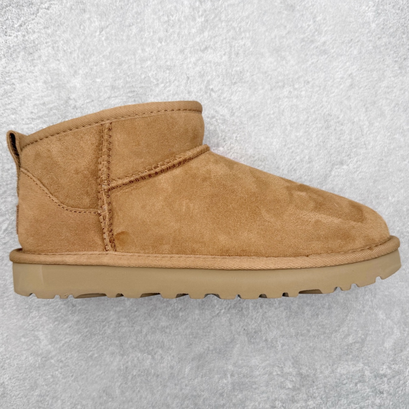 ＃福利特价 UGG 6109 经典秋冬羊皮毛一体雪地靴 隆丰A级澳洲进口羊皮毛一体 完全遵循ZP工艺流程 代工厂原厂版师 秉承无原鞋不开发选择 注重每一处细节 市面最正版型 TREADLITE\\\