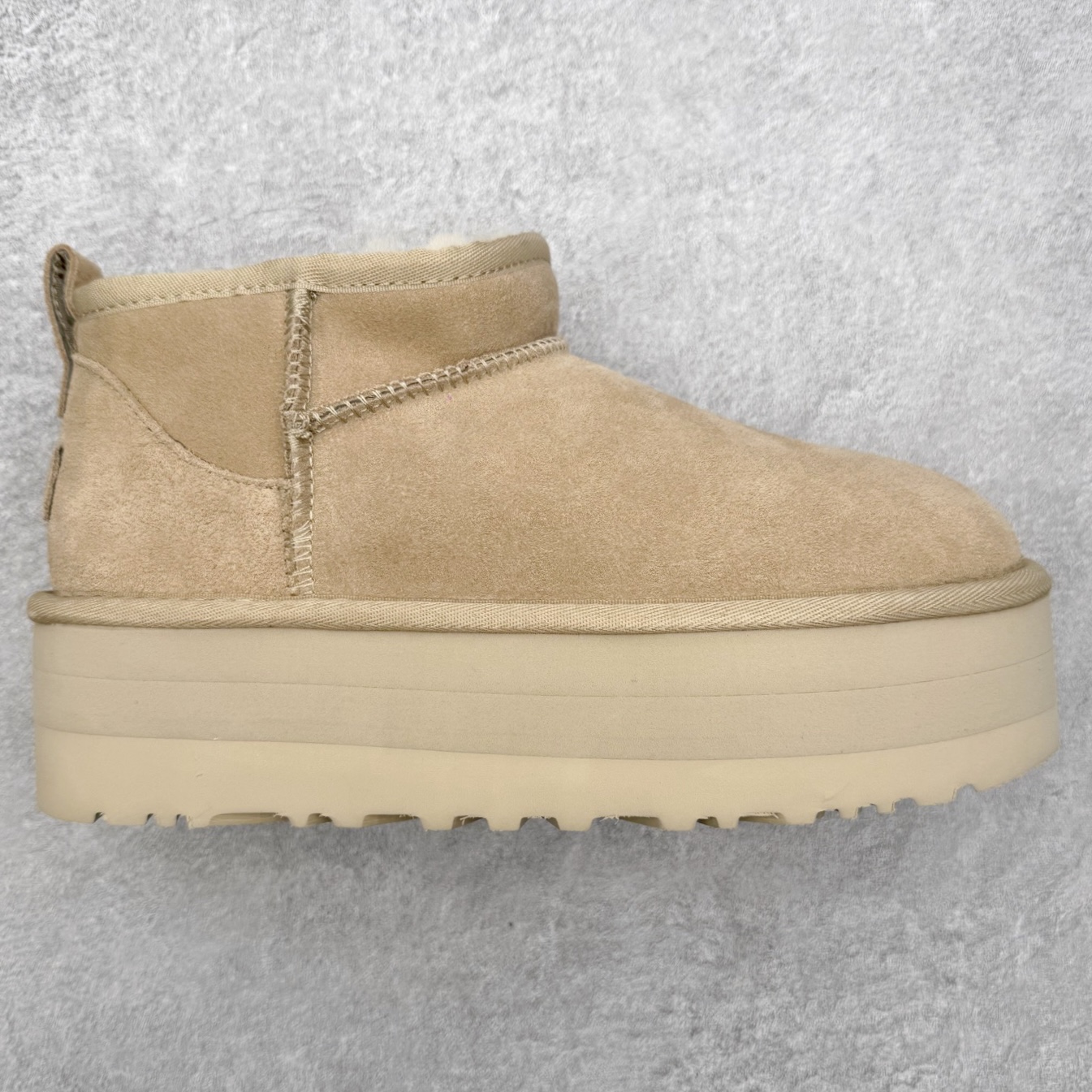 ＃福利特价 UGG 4991 经典秋冬羊皮毛一体雪地靴 隆丰A级澳洲进口羊皮毛一体 完全遵循ZP工艺流程 代工厂原厂版师 秉承无原鞋不开发选择 注重每一处细节 市面最正版型 TREADLITE\\\