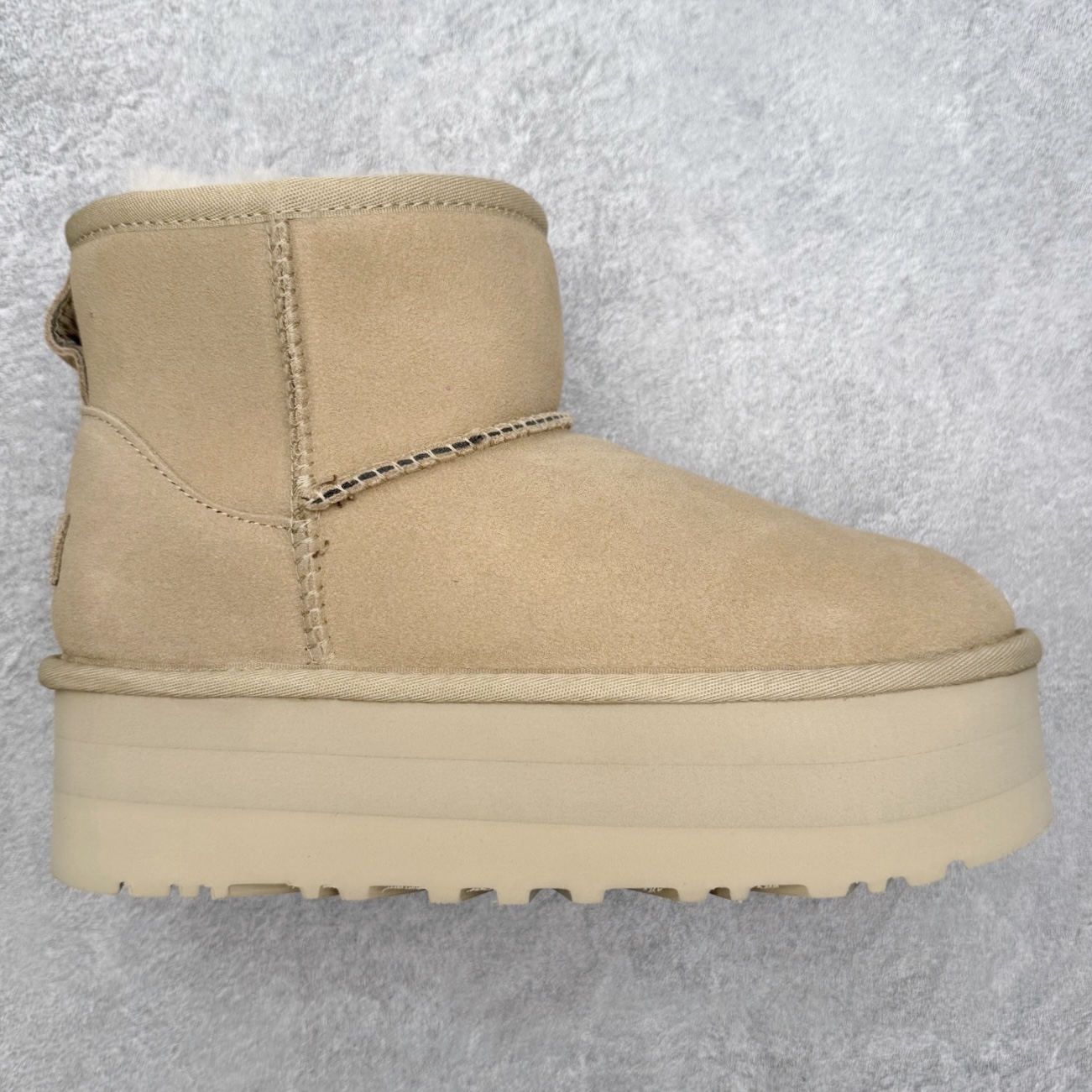 ＃福利特价 UGG 4991 经典秋冬羊皮毛一体雪地靴 隆丰A级澳洲进口羊皮毛一体 完全遵循ZP工艺流程 代工厂原厂版师 秉承无原鞋不开发选择 注重每一处细节 市面最正版型 TREADLITE\\\