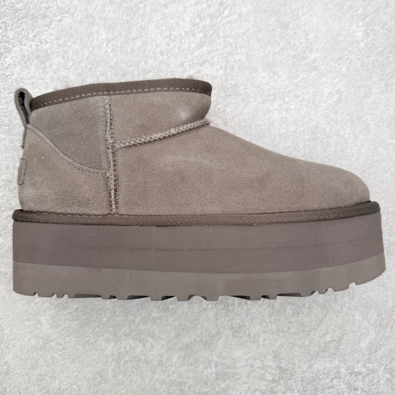 ＃福利特价 UGG 4991 经典秋冬羊皮毛一体雪地靴 隆丰A级澳洲进口羊皮毛一体 完全遵循ZP工艺流程 代工厂原厂版师 秉承无原鞋不开发选择 注重每一处细节 市面最正版型 TREADLITE\\\