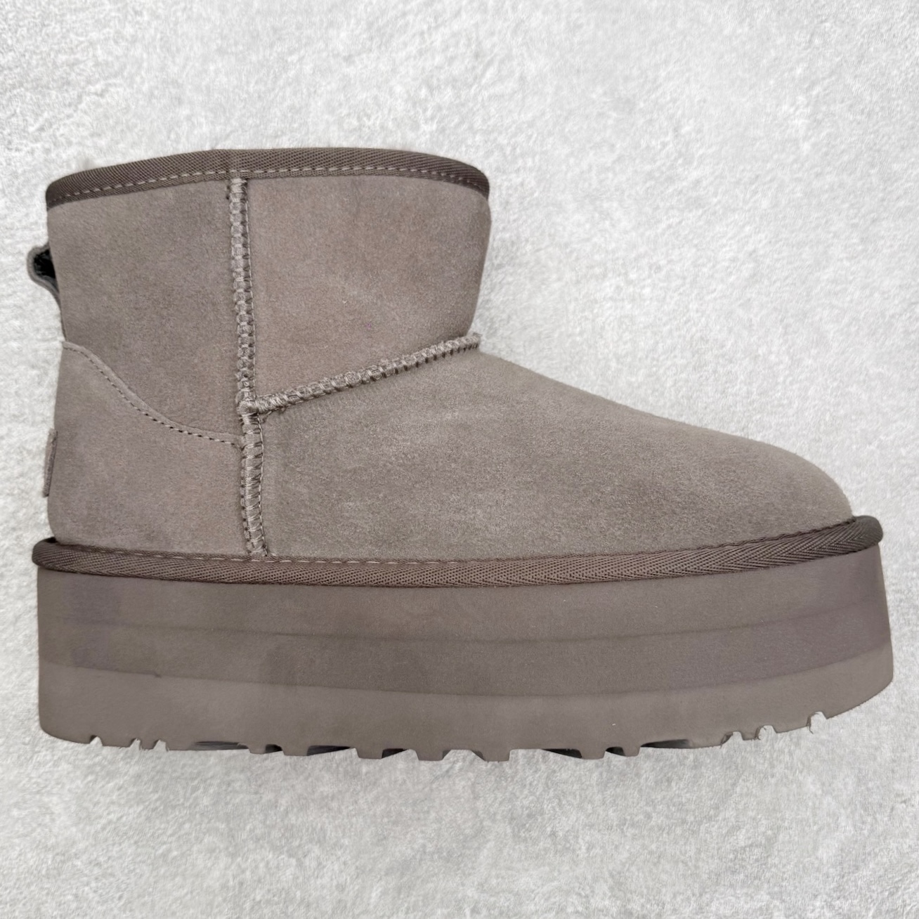 ＃福利特价 UGG 4991 经典秋冬羊皮毛一体雪地靴 隆丰A级澳洲进口羊皮毛一体 完全遵循ZP工艺流程 代工厂原厂版师 秉承无原鞋不开发选择 注重每一处细节 市面最正版型 TREADLITE\\\