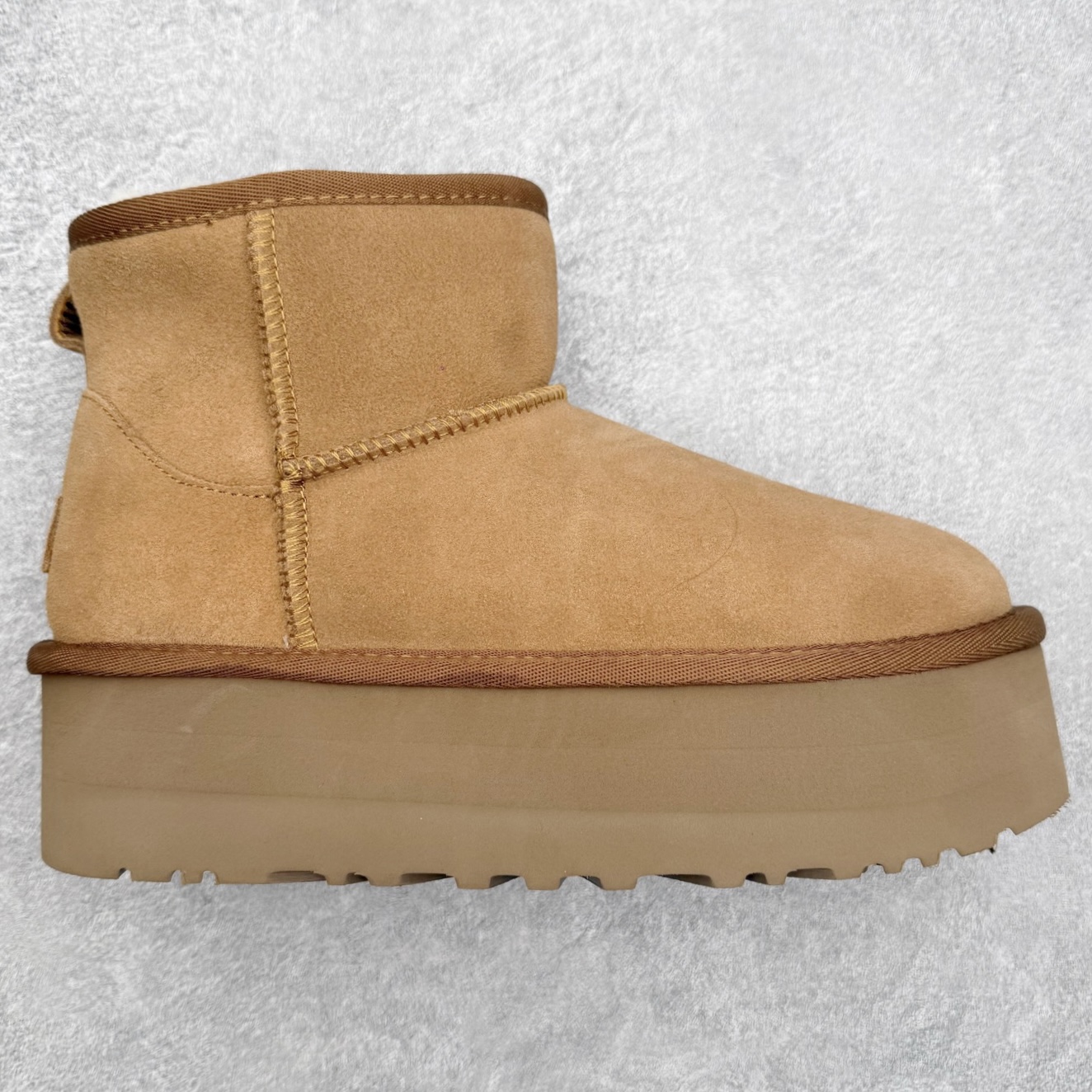 ＃福利特价 UGG 4991 经典秋冬羊皮毛一体雪地靴 隆丰A级澳洲进口羊皮毛一体 完全遵循ZP工艺流程 代工厂原厂版师 秉承无原鞋不开发选择 注重每一处细节 市面最正版型 TREADLITE\\\