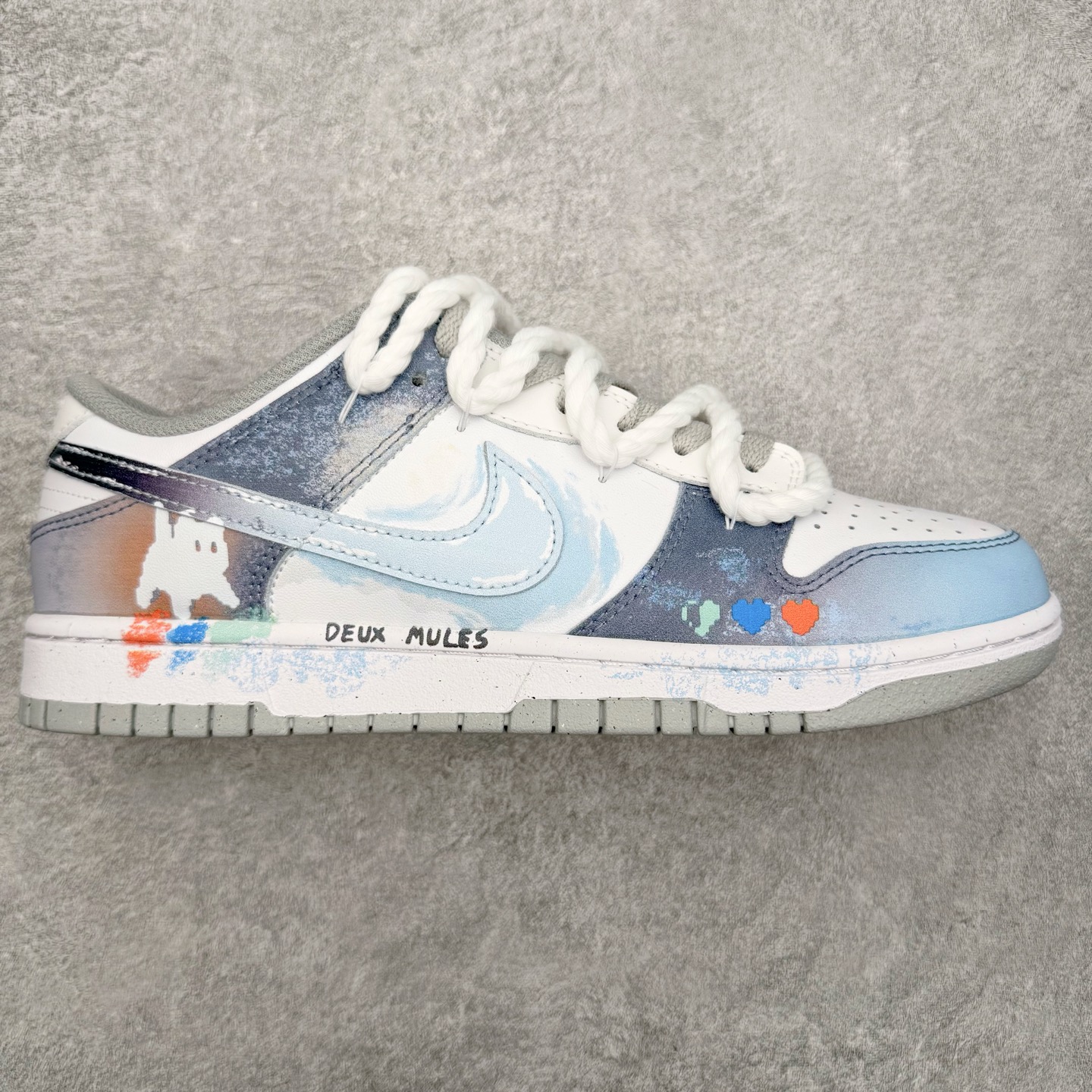 ＃YC纯原 NK Dunk Low 怪奇小猫 当月光浸染街巷，灰白鞋面如雾色悄然铺陈。那抹点缀的淡蓝，是夜色中一闪而过的灵光。侧畔小猫轻踮脚尖，轮廓憨趣，仿佛刚从某本童话书的扉页跃出。彩色爱心与手写字母散落鞋身;粗绳鞋带系住扎实的触感，每一步都踏实又轻盈，在规矩的世界里，悄悄保留一份柔软、灵动与可能。定制系列天花板 无原鞋不开发 全系列得物原鞋一比一校对开发 配色持续更新中 终端对接 优势输出 全套原厂楦头原纸板数据档案倾力打造 原汁原味莞产 极致还原 圈内最强针车工艺 高端零售指定版 广东原厂配套原盒原标 鞋盒分三个尺码段 原厂冲刀 超高清洁度 全鞋零毛边皮料切割 采用原厂百宏鞋带以及原厂百宏织唛舌标 内标可供原厂几率过验 进口原装条纹中底布 四线拉帮白色点胶 原厂拉帮手法遵循公司 原厂电绣 极致还原 SIZE 40 40.5 41 42 42.5 43 44 44.5 45 46-选品中心