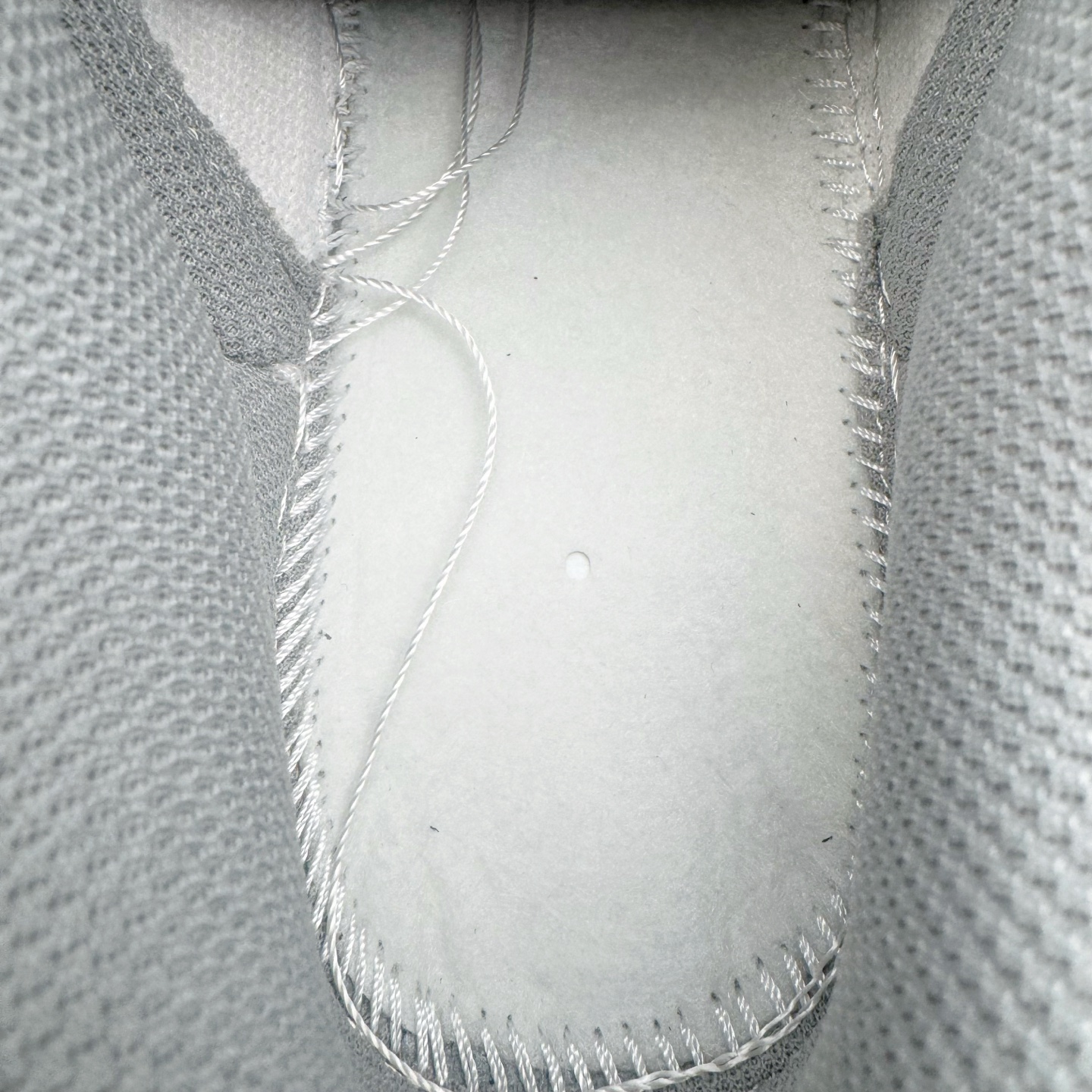 图片[18]-＃YC纯原 NK Dunk Low 怪奇小猫 当月光浸染街巷，灰白鞋面如雾色悄然铺陈。那抹点缀的淡蓝，是夜色中一闪而过的灵光。侧畔小猫轻踮脚尖，轮廓憨趣，仿佛刚从某本童话书的扉页跃出。彩色爱心与手写字母散落鞋身;粗绳鞋带系住扎实的触感，每一步都踏实又轻盈，在规矩的世界里，悄悄保留一份柔软、灵动与可能。定制系列天花板 无原鞋不开发 全系列得物原鞋一比一校对开发 配色持续更新中 终端对接 优势输出 全套原厂楦头原纸板数据档案倾力打造 原汁原味莞产 极致还原 圈内最强针车工艺 高端零售指定版 广东原厂配套原盒原标 鞋盒分三个尺码段 原厂冲刀 超高清洁度 全鞋零毛边皮料切割 采用原厂百宏鞋带以及原厂百宏织唛舌标 内标可供原厂几率过验 进口原装条纹中底布 四线拉帮白色点胶 原厂拉帮手法遵循公司 原厂电绣 极致还原 SIZE 40 40.5 41 42 42.5 43 44 44.5 45 46-选品中心