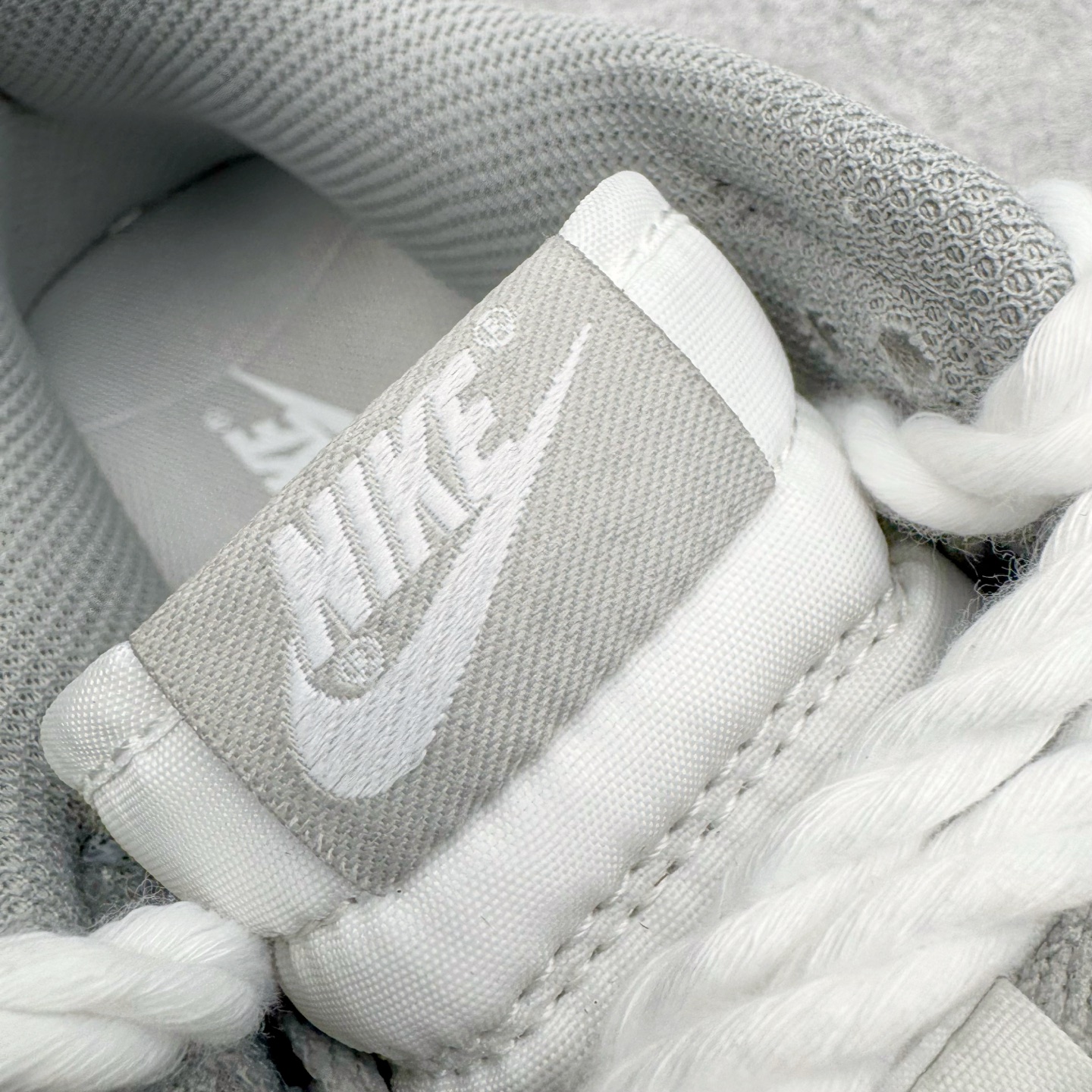 图片[16]-＃YC纯原 NK Dunk Low 怪奇小猫 当月光浸染街巷，灰白鞋面如雾色悄然铺陈。那抹点缀的淡蓝，是夜色中一闪而过的灵光。侧畔小猫轻踮脚尖，轮廓憨趣，仿佛刚从某本童话书的扉页跃出。彩色爱心与手写字母散落鞋身;粗绳鞋带系住扎实的触感，每一步都踏实又轻盈，在规矩的世界里，悄悄保留一份柔软、灵动与可能。定制系列天花板 无原鞋不开发 全系列得物原鞋一比一校对开发 配色持续更新中 终端对接 优势输出 全套原厂楦头原纸板数据档案倾力打造 原汁原味莞产 极致还原 圈内最强针车工艺 高端零售指定版 广东原厂配套原盒原标 鞋盒分三个尺码段 原厂冲刀 超高清洁度 全鞋零毛边皮料切割 采用原厂百宏鞋带以及原厂百宏织唛舌标 内标可供原厂几率过验 进口原装条纹中底布 四线拉帮白色点胶 原厂拉帮手法遵循公司 原厂电绣 极致还原 SIZE 40 40.5 41 42 42.5 43 44 44.5 45 46-选品中心