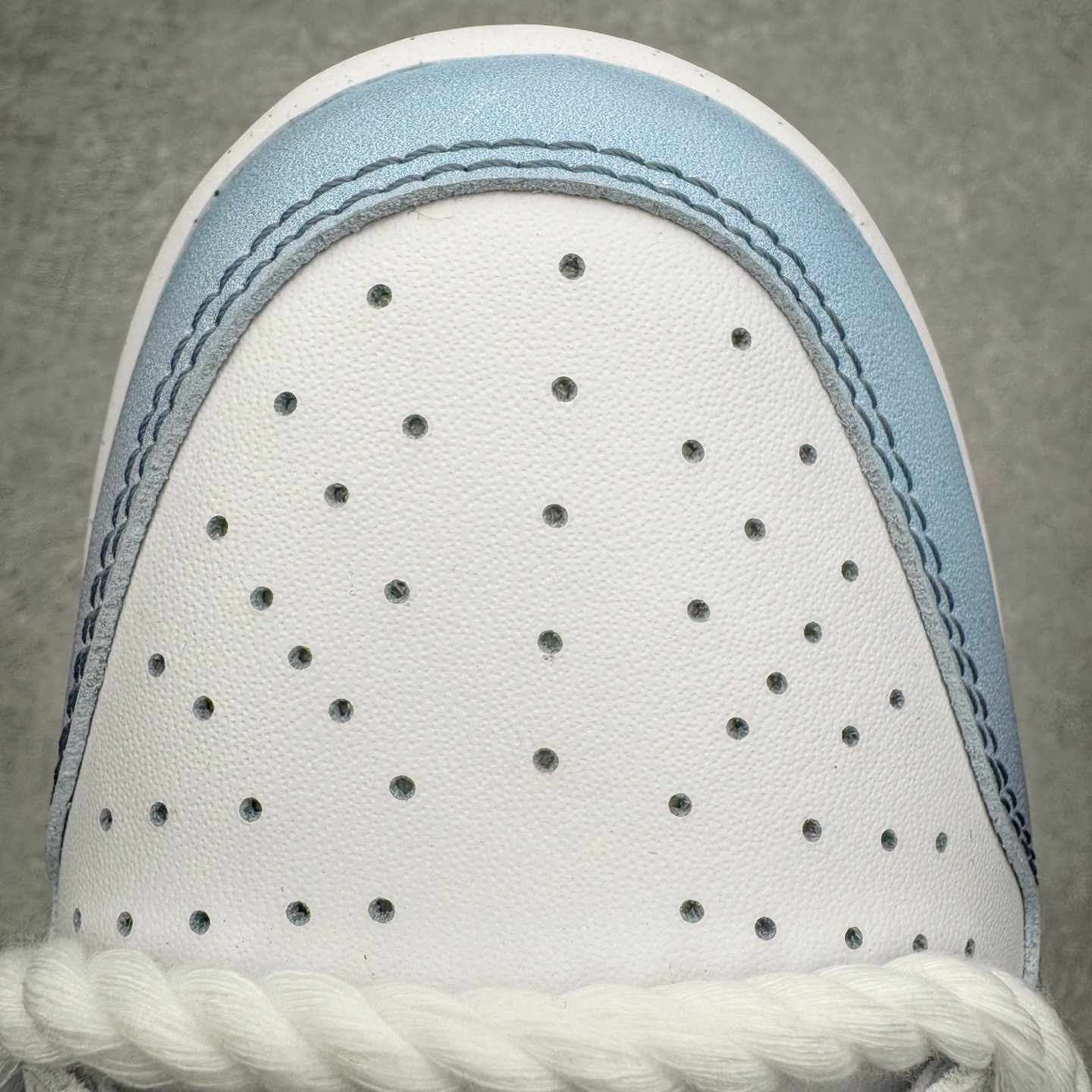 图片[15]-＃YC纯原 NK Dunk Low 怪奇小猫 当月光浸染街巷，灰白鞋面如雾色悄然铺陈。那抹点缀的淡蓝，是夜色中一闪而过的灵光。侧畔小猫轻踮脚尖，轮廓憨趣，仿佛刚从某本童话书的扉页跃出。彩色爱心与手写字母散落鞋身;粗绳鞋带系住扎实的触感，每一步都踏实又轻盈，在规矩的世界里，悄悄保留一份柔软、灵动与可能。定制系列天花板 无原鞋不开发 全系列得物原鞋一比一校对开发 配色持续更新中 终端对接 优势输出 全套原厂楦头原纸板数据档案倾力打造 原汁原味莞产 极致还原 圈内最强针车工艺 高端零售指定版 广东原厂配套原盒原标 鞋盒分三个尺码段 原厂冲刀 超高清洁度 全鞋零毛边皮料切割 采用原厂百宏鞋带以及原厂百宏织唛舌标 内标可供原厂几率过验 进口原装条纹中底布 四线拉帮白色点胶 原厂拉帮手法遵循公司 原厂电绣 极致还原 SIZE 40 40.5 41 42 42.5 43 44 44.5 45 46-选品中心