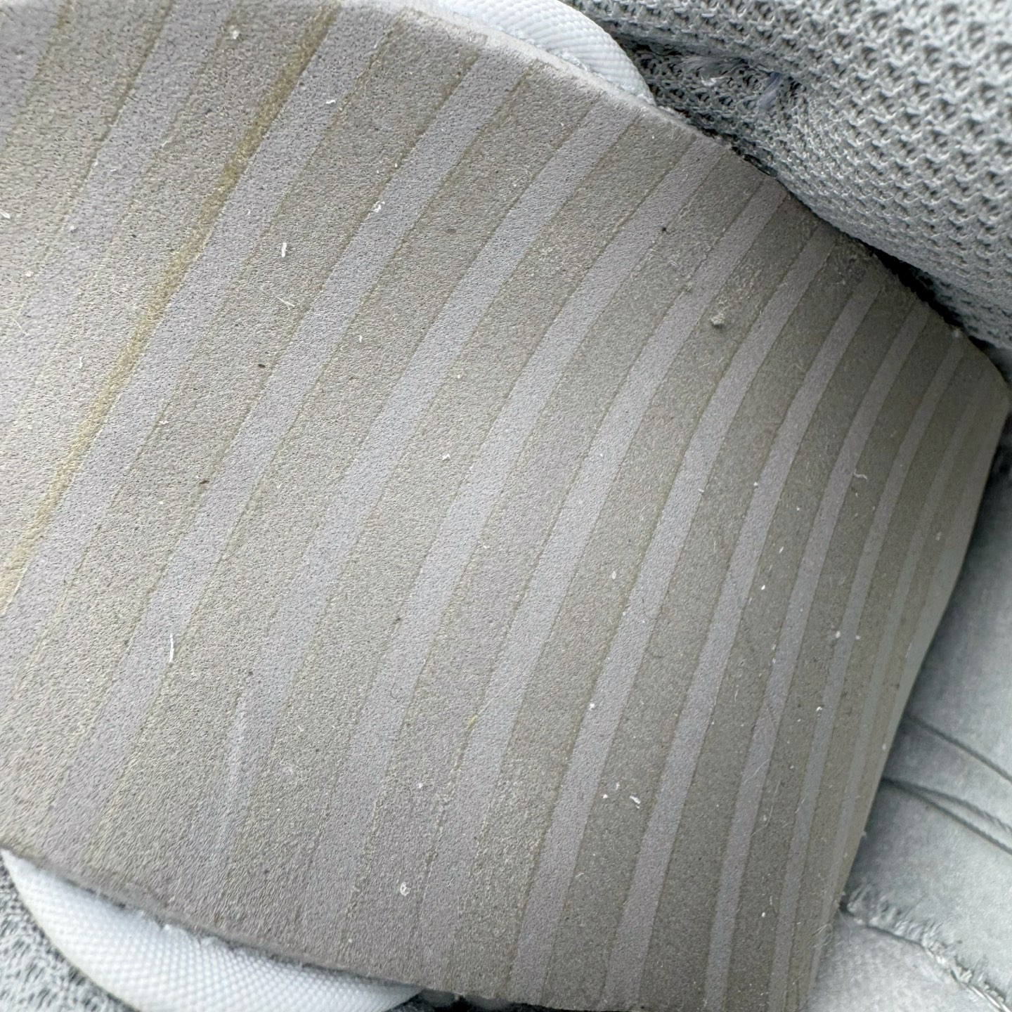 图片[19]-＃YC纯原 NK Dunk Low 怪奇小猫 当月光浸染街巷，灰白鞋面如雾色悄然铺陈。那抹点缀的淡蓝，是夜色中一闪而过的灵光。侧畔小猫轻踮脚尖，轮廓憨趣，仿佛刚从某本童话书的扉页跃出。彩色爱心与手写字母散落鞋身;粗绳鞋带系住扎实的触感，每一步都踏实又轻盈，在规矩的世界里，悄悄保留一份柔软、灵动与可能。定制系列天花板 无原鞋不开发 全系列得物原鞋一比一校对开发 配色持续更新中 终端对接 优势输出 全套原厂楦头原纸板数据档案倾力打造 原汁原味莞产 极致还原 圈内最强针车工艺 高端零售指定版 广东原厂配套原盒原标 鞋盒分三个尺码段 原厂冲刀 超高清洁度 全鞋零毛边皮料切割 采用原厂百宏鞋带以及原厂百宏织唛舌标 内标可供原厂几率过验 进口原装条纹中底布 四线拉帮白色点胶 原厂拉帮手法遵循公司 原厂电绣 极致还原 SIZE 40 40.5 41 42 42.5 43 44 44.5 45 46-选品中心