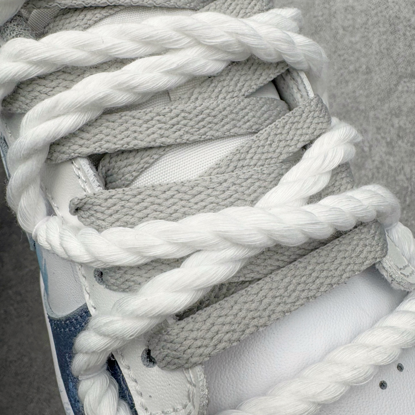 图片[17]-＃YC纯原 NK Dunk Low 怪奇小猫 当月光浸染街巷，灰白鞋面如雾色悄然铺陈。那抹点缀的淡蓝，是夜色中一闪而过的灵光。侧畔小猫轻踮脚尖，轮廓憨趣，仿佛刚从某本童话书的扉页跃出。彩色爱心与手写字母散落鞋身;粗绳鞋带系住扎实的触感，每一步都踏实又轻盈，在规矩的世界里，悄悄保留一份柔软、灵动与可能。定制系列天花板 无原鞋不开发 全系列得物原鞋一比一校对开发 配色持续更新中 终端对接 优势输出 全套原厂楦头原纸板数据档案倾力打造 原汁原味莞产 极致还原 圈内最强针车工艺 高端零售指定版 广东原厂配套原盒原标 鞋盒分三个尺码段 原厂冲刀 超高清洁度 全鞋零毛边皮料切割 采用原厂百宏鞋带以及原厂百宏织唛舌标 内标可供原厂几率过验 进口原装条纹中底布 四线拉帮白色点胶 原厂拉帮手法遵循公司 原厂电绣 极致还原 SIZE 40 40.5 41 42 42.5 43 44 44.5 45 46-选品中心