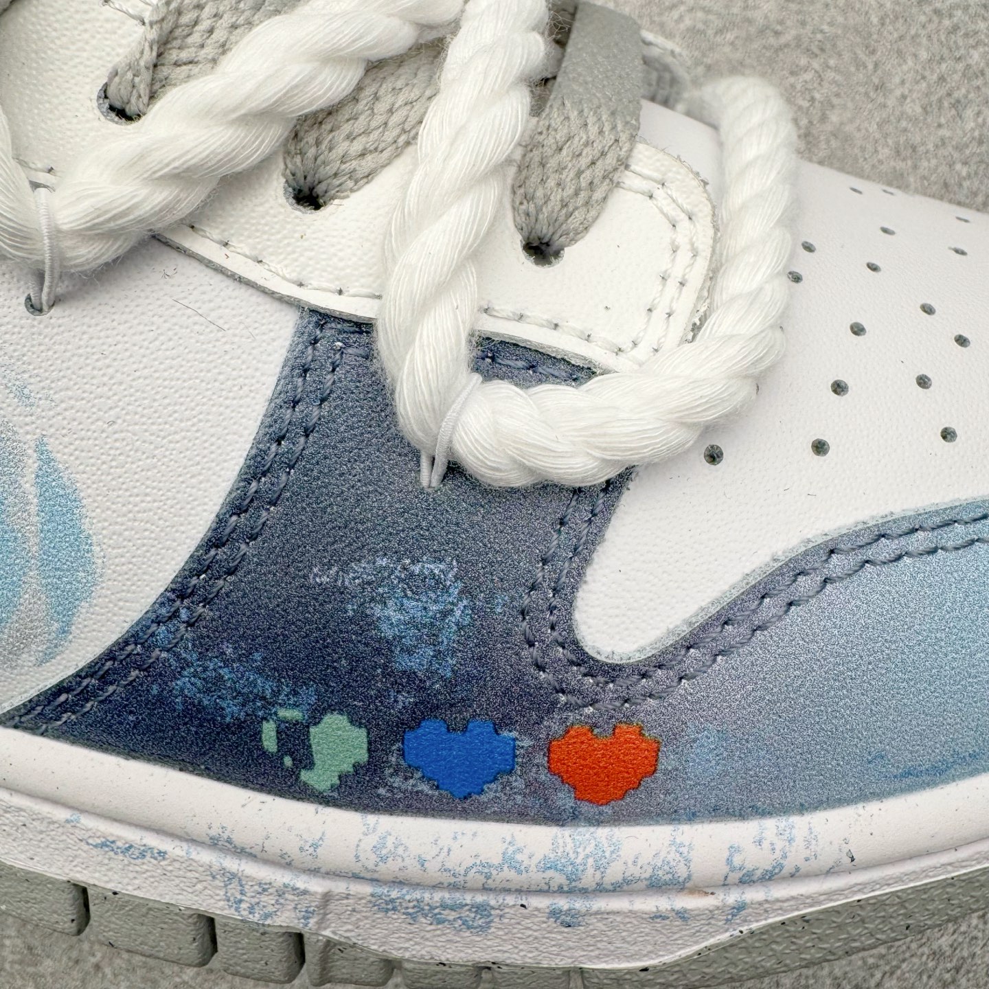 图片[10]-＃YC纯原 NK Dunk Low 怪奇小猫 当月光浸染街巷，灰白鞋面如雾色悄然铺陈。那抹点缀的淡蓝，是夜色中一闪而过的灵光。侧畔小猫轻踮脚尖，轮廓憨趣，仿佛刚从某本童话书的扉页跃出。彩色爱心与手写字母散落鞋身;粗绳鞋带系住扎实的触感，每一步都踏实又轻盈，在规矩的世界里，悄悄保留一份柔软、灵动与可能。定制系列天花板 无原鞋不开发 全系列得物原鞋一比一校对开发 配色持续更新中 终端对接 优势输出 全套原厂楦头原纸板数据档案倾力打造 原汁原味莞产 极致还原 圈内最强针车工艺 高端零售指定版 广东原厂配套原盒原标 鞋盒分三个尺码段 原厂冲刀 超高清洁度 全鞋零毛边皮料切割 采用原厂百宏鞋带以及原厂百宏织唛舌标 内标可供原厂几率过验 进口原装条纹中底布 四线拉帮白色点胶 原厂拉帮手法遵循公司 原厂电绣 极致还原 SIZE 40 40.5 41 42 42.5 43 44 44.5 45 46-选品中心