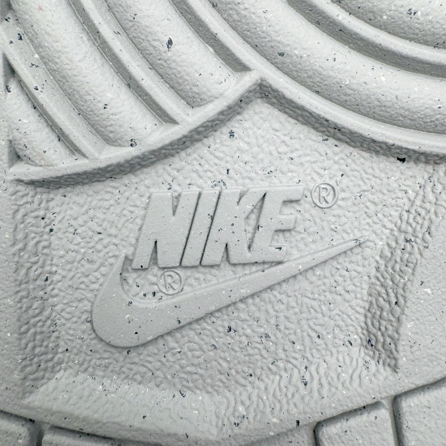 图片[12]-＃YC纯原 NK Dunk Low 怪奇小猫 当月光浸染街巷，灰白鞋面如雾色悄然铺陈。那抹点缀的淡蓝，是夜色中一闪而过的灵光。侧畔小猫轻踮脚尖，轮廓憨趣，仿佛刚从某本童话书的扉页跃出。彩色爱心与手写字母散落鞋身;粗绳鞋带系住扎实的触感，每一步都踏实又轻盈，在规矩的世界里，悄悄保留一份柔软、灵动与可能。定制系列天花板 无原鞋不开发 全系列得物原鞋一比一校对开发 配色持续更新中 终端对接 优势输出 全套原厂楦头原纸板数据档案倾力打造 原汁原味莞产 极致还原 圈内最强针车工艺 高端零售指定版 广东原厂配套原盒原标 鞋盒分三个尺码段 原厂冲刀 超高清洁度 全鞋零毛边皮料切割 采用原厂百宏鞋带以及原厂百宏织唛舌标 内标可供原厂几率过验 进口原装条纹中底布 四线拉帮白色点胶 原厂拉帮手法遵循公司 原厂电绣 极致还原 SIZE 40 40.5 41 42 42.5 43 44 44.5 45 46-选品中心