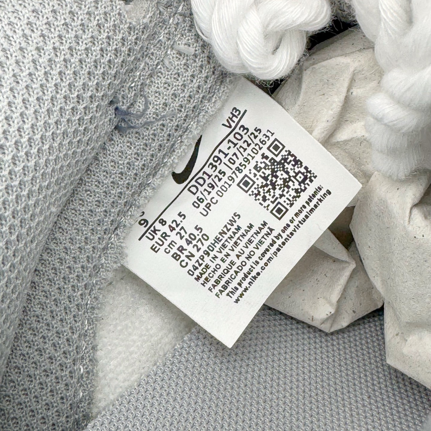 图片[20]-＃YC纯原 NK Dunk Low 怪奇小猫 当月光浸染街巷，灰白鞋面如雾色悄然铺陈。那抹点缀的淡蓝，是夜色中一闪而过的灵光。侧畔小猫轻踮脚尖，轮廓憨趣，仿佛刚从某本童话书的扉页跃出。彩色爱心与手写字母散落鞋身;粗绳鞋带系住扎实的触感，每一步都踏实又轻盈，在规矩的世界里，悄悄保留一份柔软、灵动与可能。定制系列天花板 无原鞋不开发 全系列得物原鞋一比一校对开发 配色持续更新中 终端对接 优势输出 全套原厂楦头原纸板数据档案倾力打造 原汁原味莞产 极致还原 圈内最强针车工艺 高端零售指定版 广东原厂配套原盒原标 鞋盒分三个尺码段 原厂冲刀 超高清洁度 全鞋零毛边皮料切割 采用原厂百宏鞋带以及原厂百宏织唛舌标 内标可供原厂几率过验 进口原装条纹中底布 四线拉帮白色点胶 原厂拉帮手法遵循公司 原厂电绣 极致还原 SIZE 40 40.5 41 42 42.5 43 44 44.5 45 46-选品中心