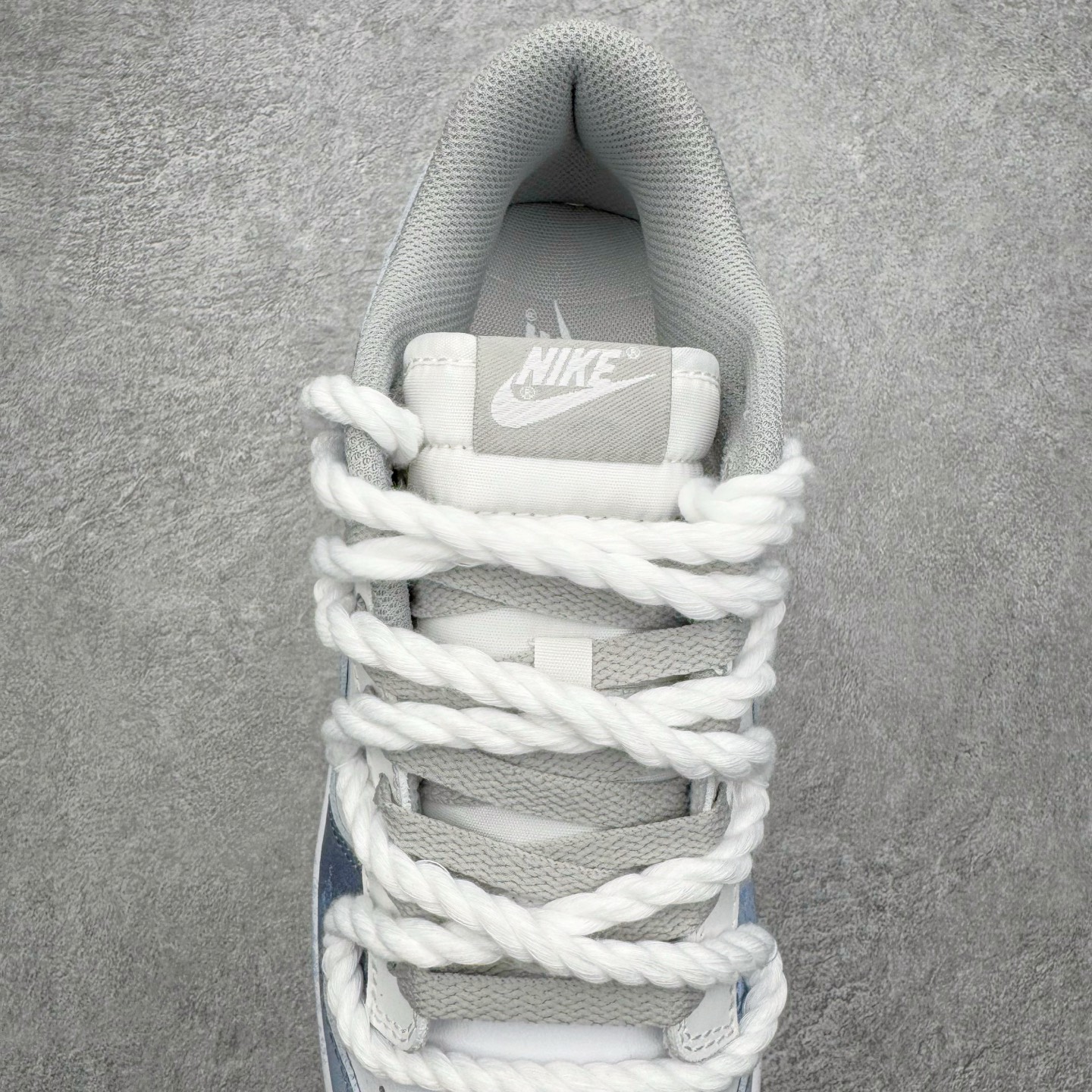 图片[5]-＃YC纯原 NK Dunk Low 怪奇小猫 当月光浸染街巷，灰白鞋面如雾色悄然铺陈。那抹点缀的淡蓝，是夜色中一闪而过的灵光。侧畔小猫轻踮脚尖，轮廓憨趣，仿佛刚从某本童话书的扉页跃出。彩色爱心与手写字母散落鞋身;粗绳鞋带系住扎实的触感，每一步都踏实又轻盈，在规矩的世界里，悄悄保留一份柔软、灵动与可能。定制系列天花板 无原鞋不开发 全系列得物原鞋一比一校对开发 配色持续更新中 终端对接 优势输出 全套原厂楦头原纸板数据档案倾力打造 原汁原味莞产 极致还原 圈内最强针车工艺 高端零售指定版 广东原厂配套原盒原标 鞋盒分三个尺码段 原厂冲刀 超高清洁度 全鞋零毛边皮料切割 采用原厂百宏鞋带以及原厂百宏织唛舌标 内标可供原厂几率过验 进口原装条纹中底布 四线拉帮白色点胶 原厂拉帮手法遵循公司 原厂电绣 极致还原 SIZE 40 40.5 41 42 42.5 43 44 44.5 45 46-选品中心