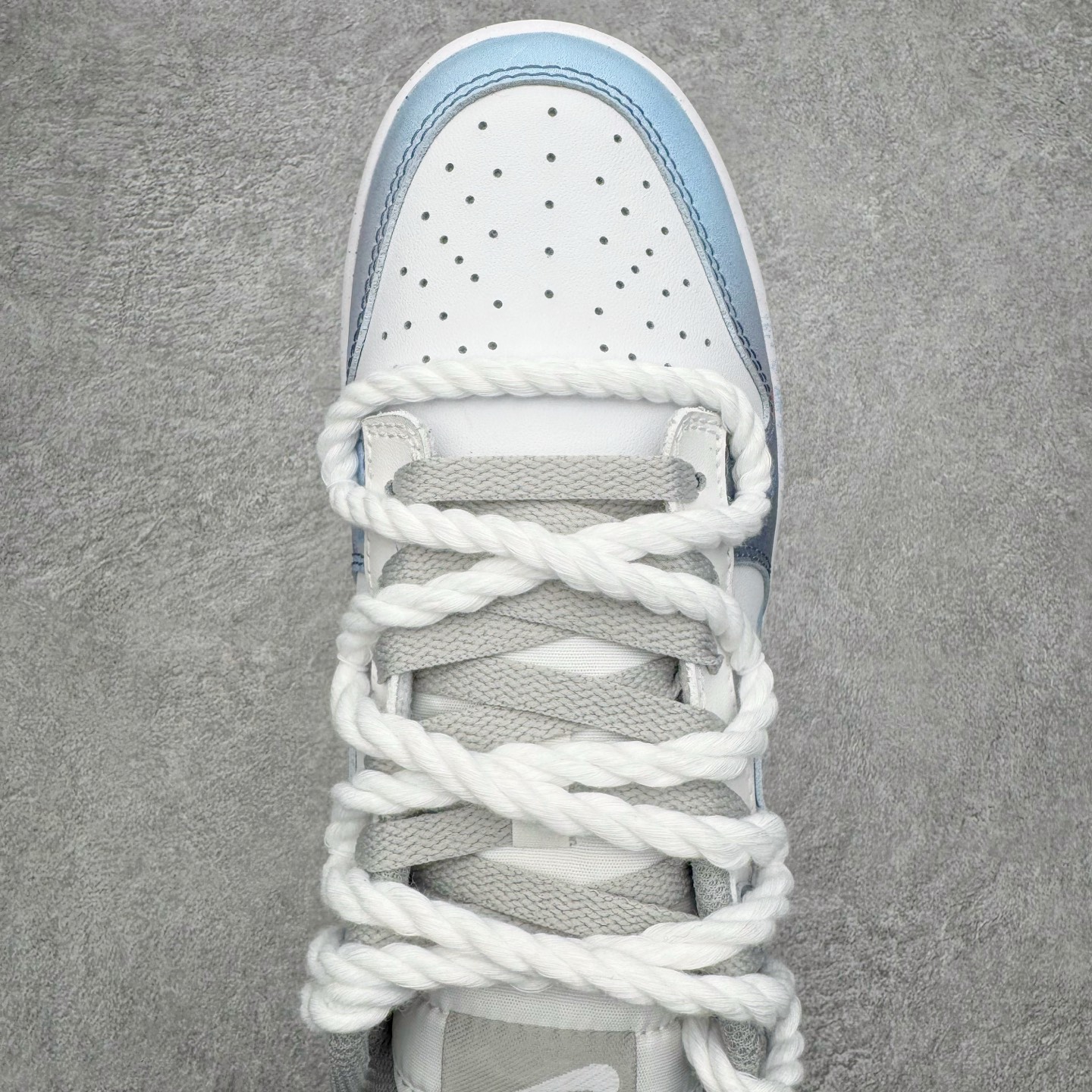 图片[4]-＃YC纯原 NK Dunk Low 怪奇小猫 当月光浸染街巷，灰白鞋面如雾色悄然铺陈。那抹点缀的淡蓝，是夜色中一闪而过的灵光。侧畔小猫轻踮脚尖，轮廓憨趣，仿佛刚从某本童话书的扉页跃出。彩色爱心与手写字母散落鞋身;粗绳鞋带系住扎实的触感，每一步都踏实又轻盈，在规矩的世界里，悄悄保留一份柔软、灵动与可能。定制系列天花板 无原鞋不开发 全系列得物原鞋一比一校对开发 配色持续更新中 终端对接 优势输出 全套原厂楦头原纸板数据档案倾力打造 原汁原味莞产 极致还原 圈内最强针车工艺 高端零售指定版 广东原厂配套原盒原标 鞋盒分三个尺码段 原厂冲刀 超高清洁度 全鞋零毛边皮料切割 采用原厂百宏鞋带以及原厂百宏织唛舌标 内标可供原厂几率过验 进口原装条纹中底布 四线拉帮白色点胶 原厂拉帮手法遵循公司 原厂电绣 极致还原 SIZE 40 40.5 41 42 42.5 43 44 44.5 45 46-选品中心