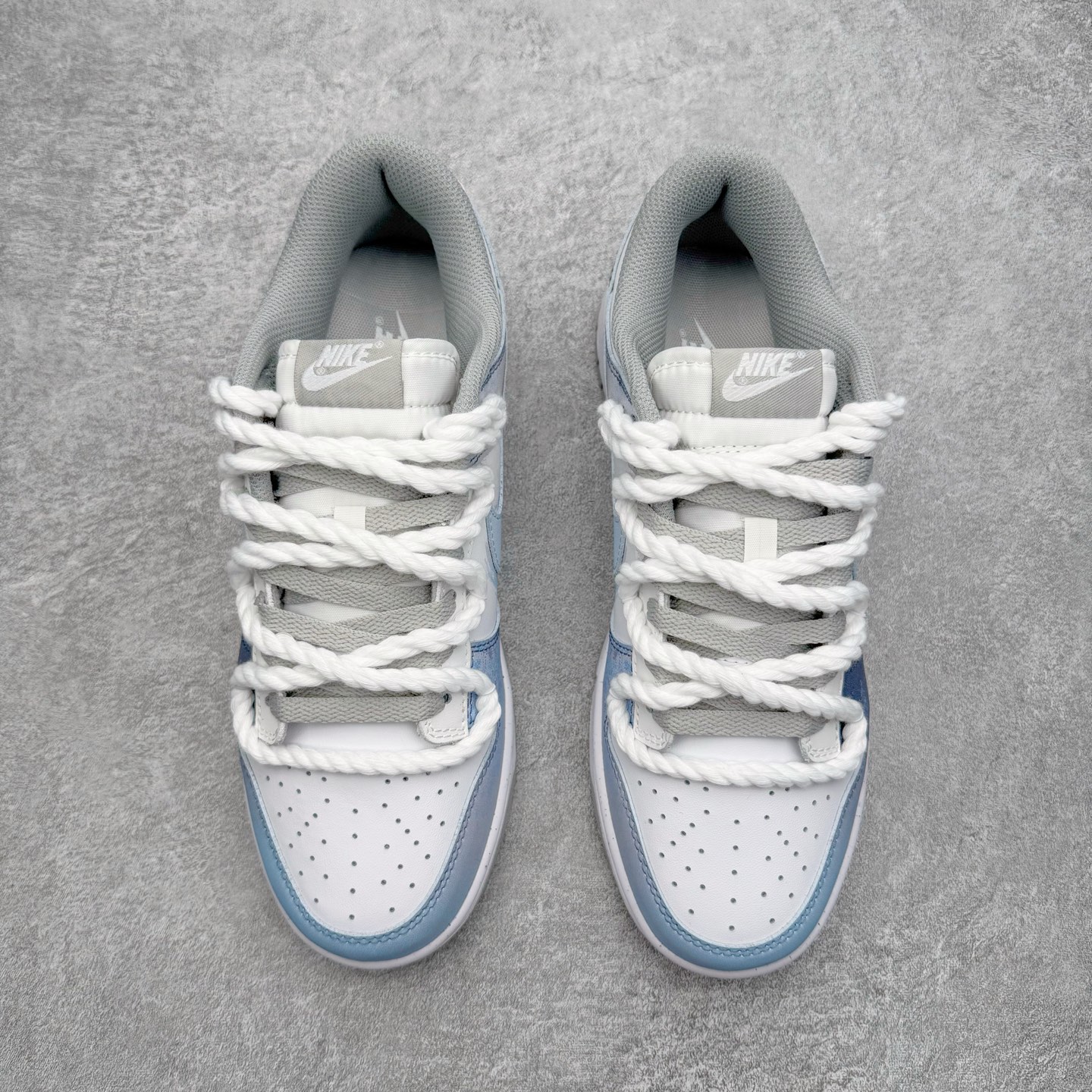 图片[2]-＃YC纯原 NK Dunk Low 怪奇小猫 当月光浸染街巷，灰白鞋面如雾色悄然铺陈。那抹点缀的淡蓝，是夜色中一闪而过的灵光。侧畔小猫轻踮脚尖，轮廓憨趣，仿佛刚从某本童话书的扉页跃出。彩色爱心与手写字母散落鞋身;粗绳鞋带系住扎实的触感，每一步都踏实又轻盈，在规矩的世界里，悄悄保留一份柔软、灵动与可能。定制系列天花板 无原鞋不开发 全系列得物原鞋一比一校对开发 配色持续更新中 终端对接 优势输出 全套原厂楦头原纸板数据档案倾力打造 原汁原味莞产 极致还原 圈内最强针车工艺 高端零售指定版 广东原厂配套原盒原标 鞋盒分三个尺码段 原厂冲刀 超高清洁度 全鞋零毛边皮料切割 采用原厂百宏鞋带以及原厂百宏织唛舌标 内标可供原厂几率过验 进口原装条纹中底布 四线拉帮白色点胶 原厂拉帮手法遵循公司 原厂电绣 极致还原 SIZE 40 40.5 41 42 42.5 43 44 44.5 45 46-选品中心