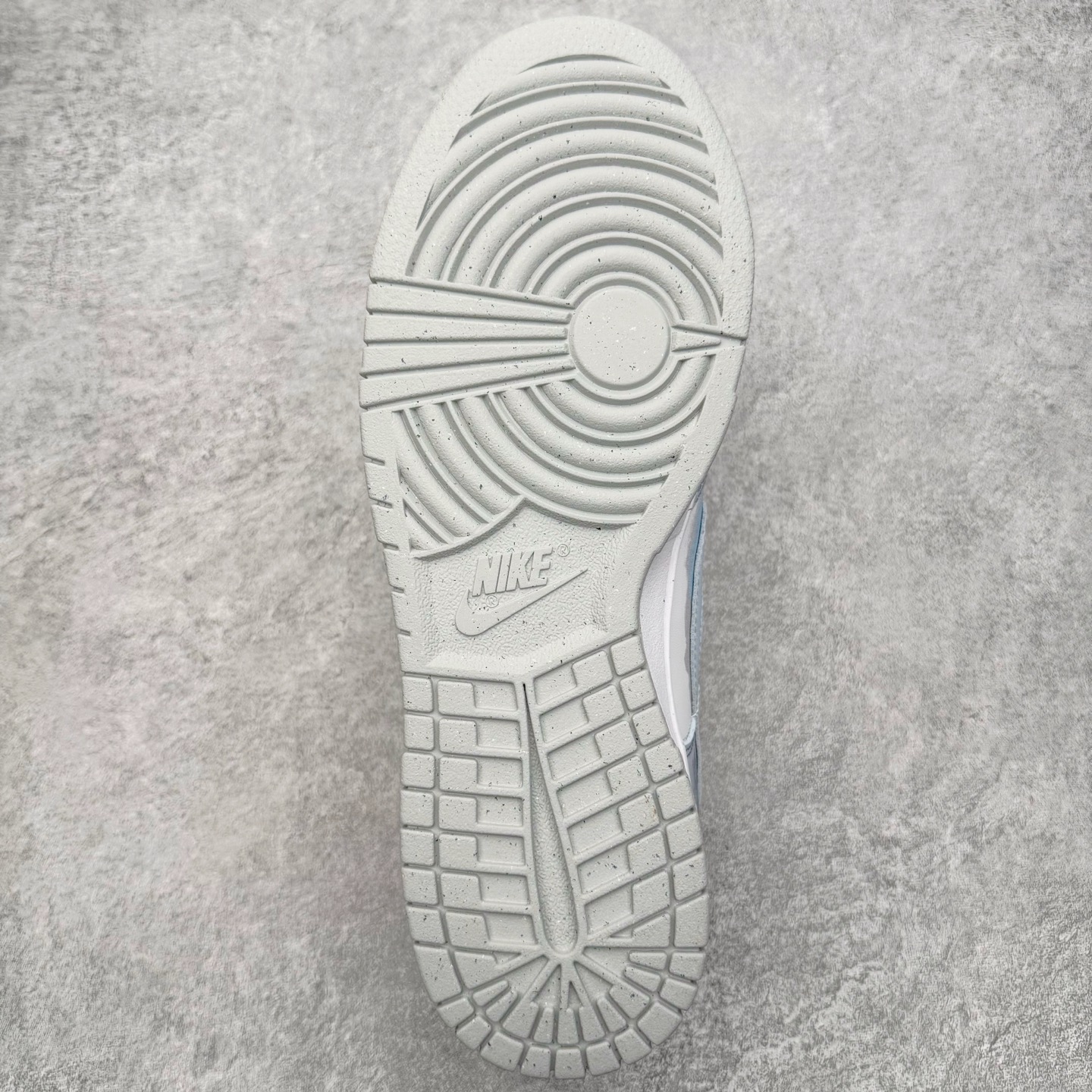 图片[9]-＃YC纯原 NK Dunk Low 怪奇小猫 当月光浸染街巷，灰白鞋面如雾色悄然铺陈。那抹点缀的淡蓝，是夜色中一闪而过的灵光。侧畔小猫轻踮脚尖，轮廓憨趣，仿佛刚从某本童话书的扉页跃出。彩色爱心与手写字母散落鞋身;粗绳鞋带系住扎实的触感，每一步都踏实又轻盈，在规矩的世界里，悄悄保留一份柔软、灵动与可能。定制系列天花板 无原鞋不开发 全系列得物原鞋一比一校对开发 配色持续更新中 终端对接 优势输出 全套原厂楦头原纸板数据档案倾力打造 原汁原味莞产 极致还原 圈内最强针车工艺 高端零售指定版 广东原厂配套原盒原标 鞋盒分三个尺码段 原厂冲刀 超高清洁度 全鞋零毛边皮料切割 采用原厂百宏鞋带以及原厂百宏织唛舌标 内标可供原厂几率过验 进口原装条纹中底布 四线拉帮白色点胶 原厂拉帮手法遵循公司 原厂电绣 极致还原 SIZE 40 40.5 41 42 42.5 43 44 44.5 45 46-选品中心