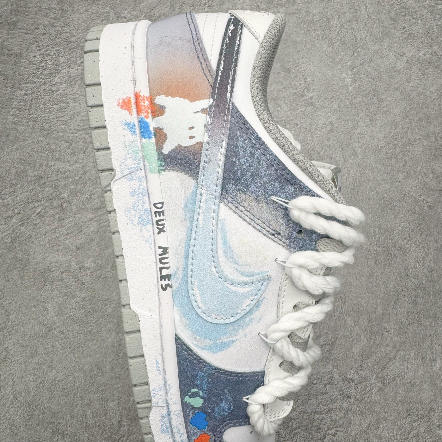 图片[6]-＃YC纯原 NK Dunk Low 怪奇小猫 当月光浸染街巷，灰白鞋面如雾色悄然铺陈。那抹点缀的淡蓝，是夜色中一闪而过的灵光。侧畔小猫轻踮脚尖，轮廓憨趣，仿佛刚从某本童话书的扉页跃出。彩色爱心与手写字母散落鞋身;粗绳鞋带系住扎实的触感，每一步都踏实又轻盈，在规矩的世界里，悄悄保留一份柔软、灵动与可能。定制系列天花板 无原鞋不开发 全系列得物原鞋一比一校对开发 配色持续更新中 终端对接 优势输出 全套原厂楦头原纸板数据档案倾力打造 原汁原味莞产 极致还原 圈内最强针车工艺 高端零售指定版 广东原厂配套原盒原标 鞋盒分三个尺码段 原厂冲刀 超高清洁度 全鞋零毛边皮料切割 采用原厂百宏鞋带以及原厂百宏织唛舌标 内标可供原厂几率过验 进口原装条纹中底布 四线拉帮白色点胶 原厂拉帮手法遵循公司 原厂电绣 极致还原 SIZE 40 40.5 41 42 42.5 43 44 44.5 45 46-选品中心