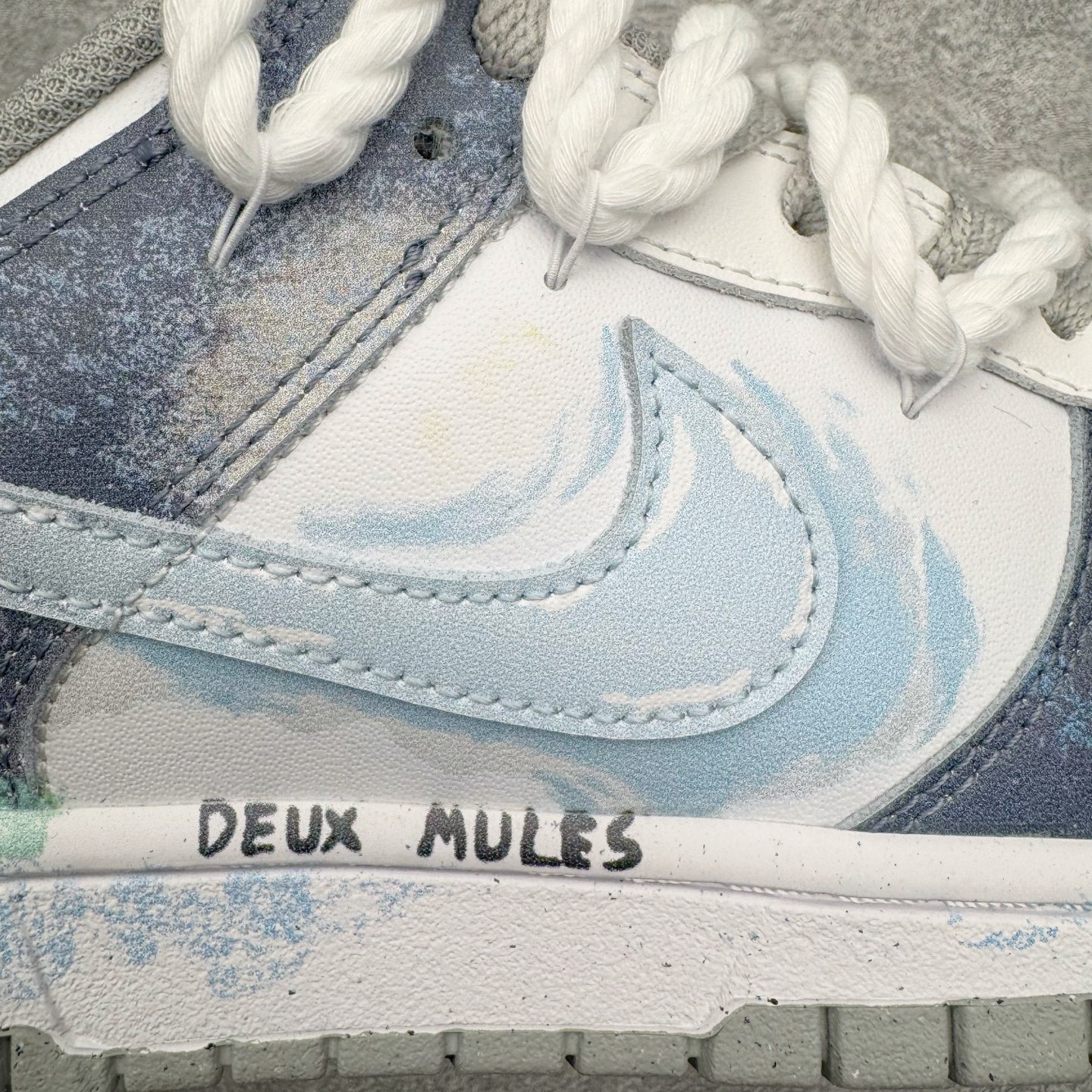 图片[11]-＃YC纯原 NK Dunk Low 怪奇小猫 当月光浸染街巷，灰白鞋面如雾色悄然铺陈。那抹点缀的淡蓝，是夜色中一闪而过的灵光。侧畔小猫轻踮脚尖，轮廓憨趣，仿佛刚从某本童话书的扉页跃出。彩色爱心与手写字母散落鞋身;粗绳鞋带系住扎实的触感，每一步都踏实又轻盈，在规矩的世界里，悄悄保留一份柔软、灵动与可能。定制系列天花板 无原鞋不开发 全系列得物原鞋一比一校对开发 配色持续更新中 终端对接 优势输出 全套原厂楦头原纸板数据档案倾力打造 原汁原味莞产 极致还原 圈内最强针车工艺 高端零售指定版 广东原厂配套原盒原标 鞋盒分三个尺码段 原厂冲刀 超高清洁度 全鞋零毛边皮料切割 采用原厂百宏鞋带以及原厂百宏织唛舌标 内标可供原厂几率过验 进口原装条纹中底布 四线拉帮白色点胶 原厂拉帮手法遵循公司 原厂电绣 极致还原 SIZE 40 40.5 41 42 42.5 43 44 44.5 45 46-选品中心