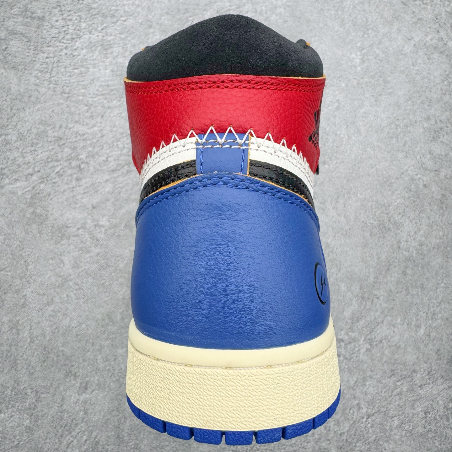 图片[8]-＃LS纯原 Union LA x Fragment Design x Air Jordan AJ1 Retro High NRG 藤原浩三方联名四色拼接灰 闪电白蓝红 IO7847-002 圈内最强系列 高端零售特供批次 产品品控稳定性领先行业 各方面均可对飙L版 良心定价不杀猪 SZ原厂全套原楦原纸板冲刀磨具开发 原厂皮料加持 原厂港宝加持定型后跟R度完美 同源原厂电绣 飞翼针数密度立体效果一致 百分百一致原鞋 原厂拉帮工艺 针距密度一致 后跟弧度收口自然不对折 极致一眼正品既视感 进口玻璃冲刀皮料裁剪零毛边 全鞋电脑针车工艺 品控清洁度最高QC检验标准 免检产品 原厂订购鞋盒、鞋标、防尘纸、鞋撑、鞋带 追求极致的原厂味道 尺码：36 36.5 37.5 38 38.5 39 40 40.5 41 42 42.5 43 44 44.5 45 46 47.5-选品中心