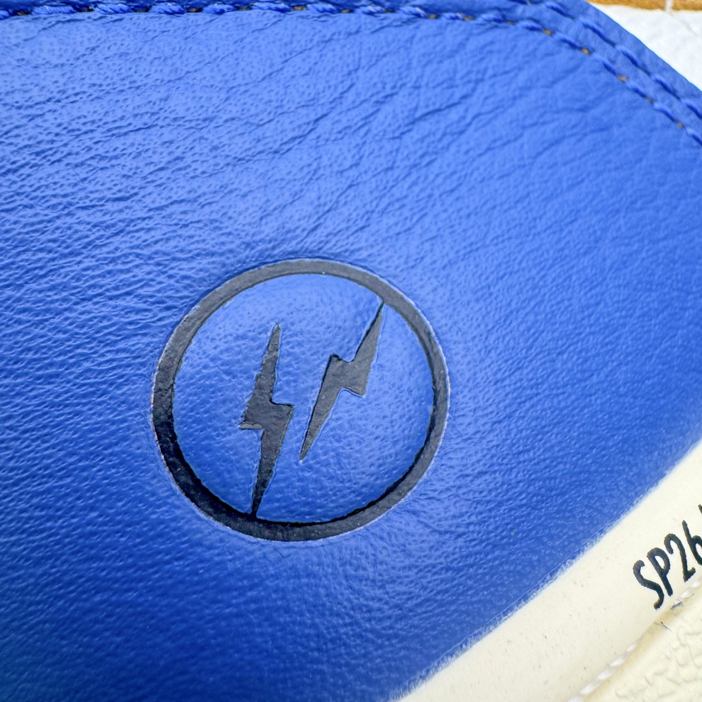 图片[18]-＃LS纯原 Union LA x Fragment Design x Air Jordan AJ1 Retro High NRG 藤原浩三方联名四色拼接灰 闪电白蓝红 IO7847-002 圈内最强系列 高端零售特供批次 产品品控稳定性领先行业 各方面均可对飙L版 良心定价不杀猪 SZ原厂全套原楦原纸板冲刀磨具开发 原厂皮料加持 原厂港宝加持定型后跟R度完美 同源原厂电绣 飞翼针数密度立体效果一致 百分百一致原鞋 原厂拉帮工艺 针距密度一致 后跟弧度收口自然不对折 极致一眼正品既视感 进口玻璃冲刀皮料裁剪零毛边 全鞋电脑针车工艺 品控清洁度最高QC检验标准 免检产品 原厂订购鞋盒、鞋标、防尘纸、鞋撑、鞋带 追求极致的原厂味道 尺码：36 36.5 37.5 38 38.5 39 40 40.5 41 42 42.5 43 44 44.5 45 46 47.5-选品中心