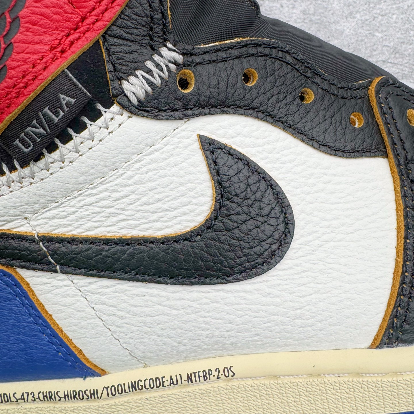 图片[20]-＃LS纯原 Union LA x Fragment Design x Air Jordan AJ1 Retro High NRG 藤原浩三方联名四色拼接灰 闪电白蓝红 IO7847-002 圈内最强系列 高端零售特供批次 产品品控稳定性领先行业 各方面均可对飙L版 良心定价不杀猪 SZ原厂全套原楦原纸板冲刀磨具开发 原厂皮料加持 原厂港宝加持定型后跟R度完美 同源原厂电绣 飞翼针数密度立体效果一致 百分百一致原鞋 原厂拉帮工艺 针距密度一致 后跟弧度收口自然不对折 极致一眼正品既视感 进口玻璃冲刀皮料裁剪零毛边 全鞋电脑针车工艺 品控清洁度最高QC检验标准 免检产品 原厂订购鞋盒、鞋标、防尘纸、鞋撑、鞋带 追求极致的原厂味道 尺码：36 36.5 37.5 38 38.5 39 40 40.5 41 42 42.5 43 44 44.5 45 46 47.5-选品中心