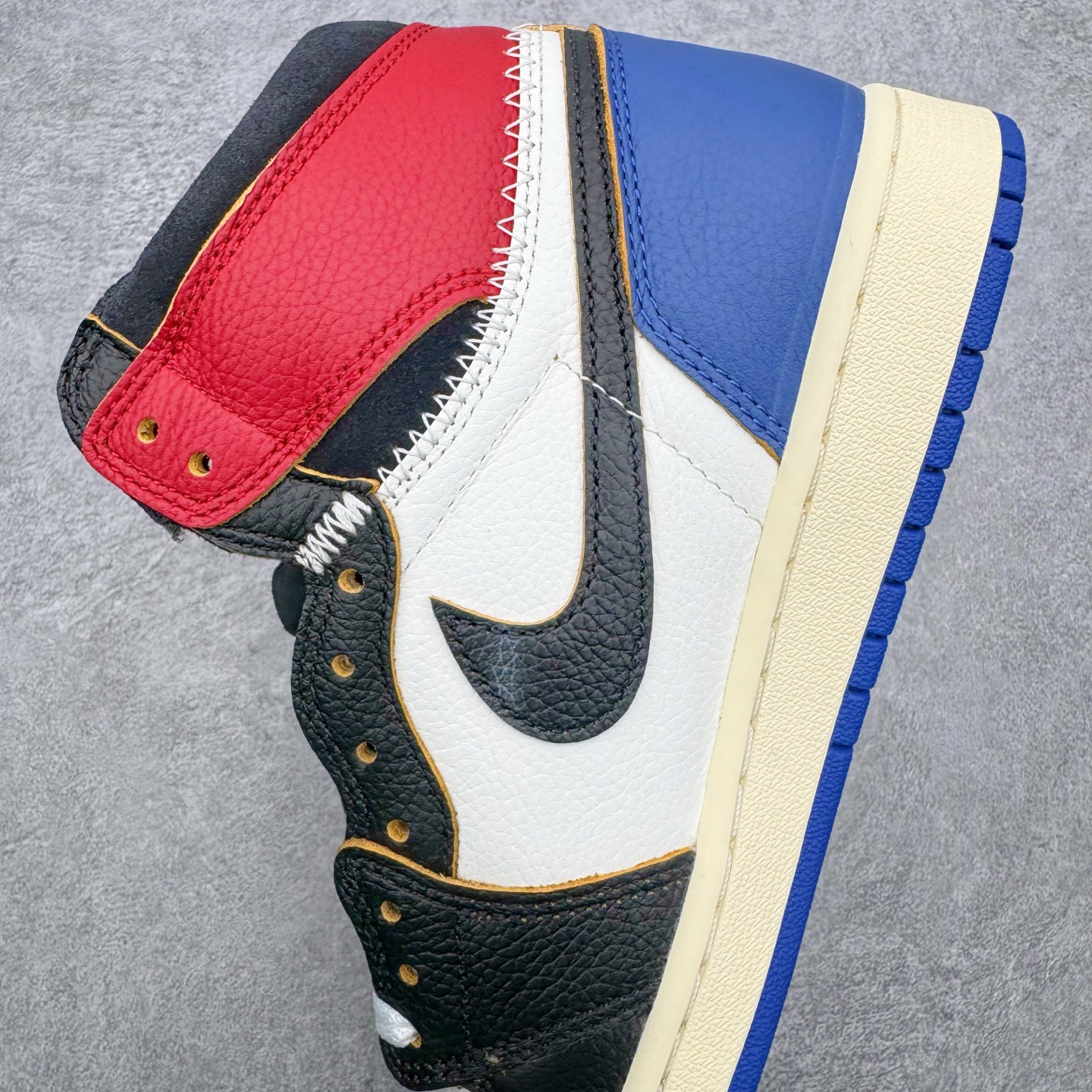图片[7]-＃LS纯原 Union LA x Fragment Design x Air Jordan AJ1 Retro High NRG 藤原浩三方联名四色拼接灰 闪电白蓝红 IO7847-002 圈内最强系列 高端零售特供批次 产品品控稳定性领先行业 各方面均可对飙L版 良心定价不杀猪 SZ原厂全套原楦原纸板冲刀磨具开发 原厂皮料加持 原厂港宝加持定型后跟R度完美 同源原厂电绣 飞翼针数密度立体效果一致 百分百一致原鞋 原厂拉帮工艺 针距密度一致 后跟弧度收口自然不对折 极致一眼正品既视感 进口玻璃冲刀皮料裁剪零毛边 全鞋电脑针车工艺 品控清洁度最高QC检验标准 免检产品 原厂订购鞋盒、鞋标、防尘纸、鞋撑、鞋带 追求极致的原厂味道 尺码：36 36.5 37.5 38 38.5 39 40 40.5 41 42 42.5 43 44 44.5 45 46 47.5-选品中心