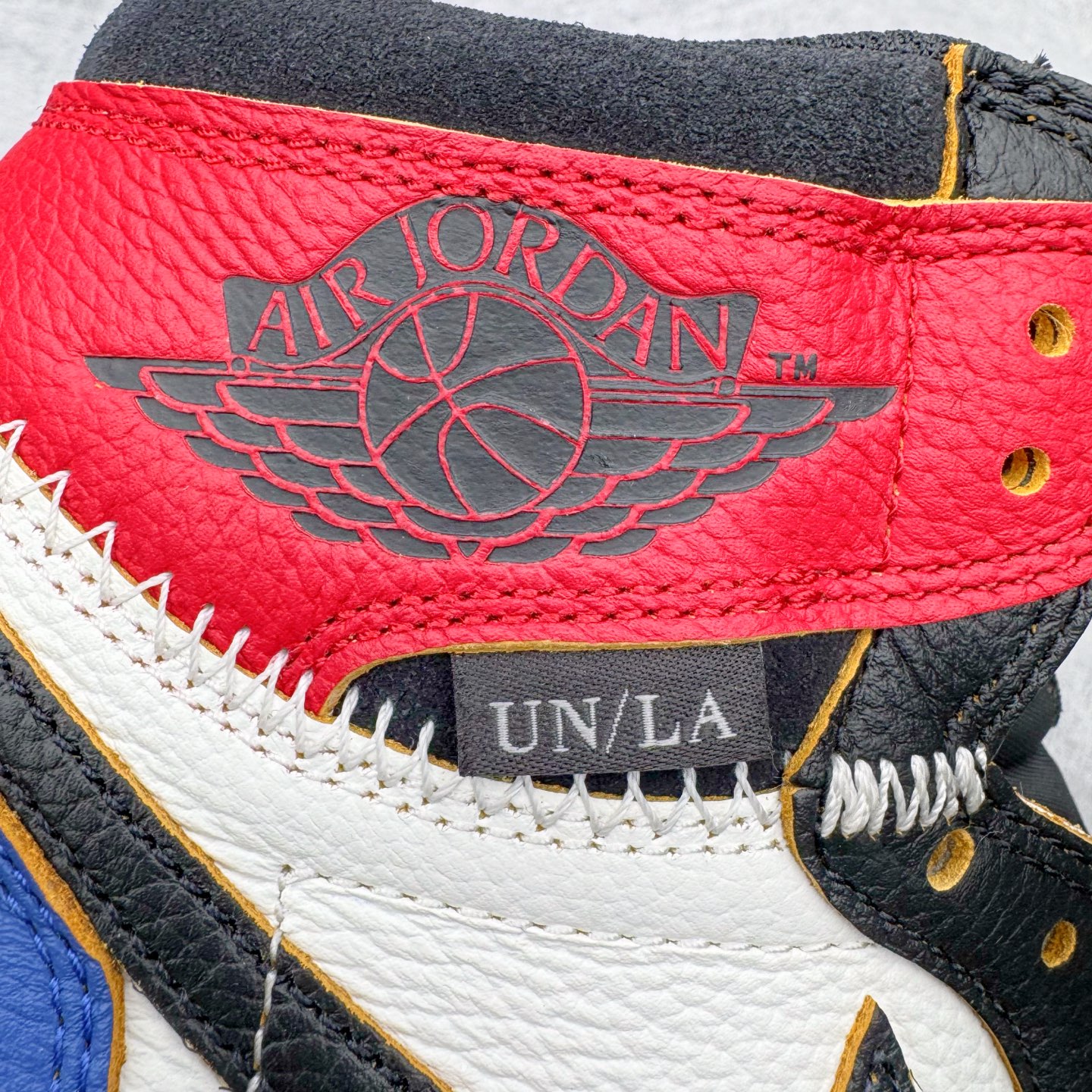 图片[17]-＃LS纯原 Union LA x Fragment Design x Air Jordan AJ1 Retro High NRG 藤原浩三方联名四色拼接灰 闪电白蓝红 IO7847-002 圈内最强系列 高端零售特供批次 产品品控稳定性领先行业 各方面均可对飙L版 良心定价不杀猪 SZ原厂全套原楦原纸板冲刀磨具开发 原厂皮料加持 原厂港宝加持定型后跟R度完美 同源原厂电绣 飞翼针数密度立体效果一致 百分百一致原鞋 原厂拉帮工艺 针距密度一致 后跟弧度收口自然不对折 极致一眼正品既视感 进口玻璃冲刀皮料裁剪零毛边 全鞋电脑针车工艺 品控清洁度最高QC检验标准 免检产品 原厂订购鞋盒、鞋标、防尘纸、鞋撑、鞋带 追求极致的原厂味道 尺码：36 36.5 37.5 38 38.5 39 40 40.5 41 42 42.5 43 44 44.5 45 46 47.5-选品中心