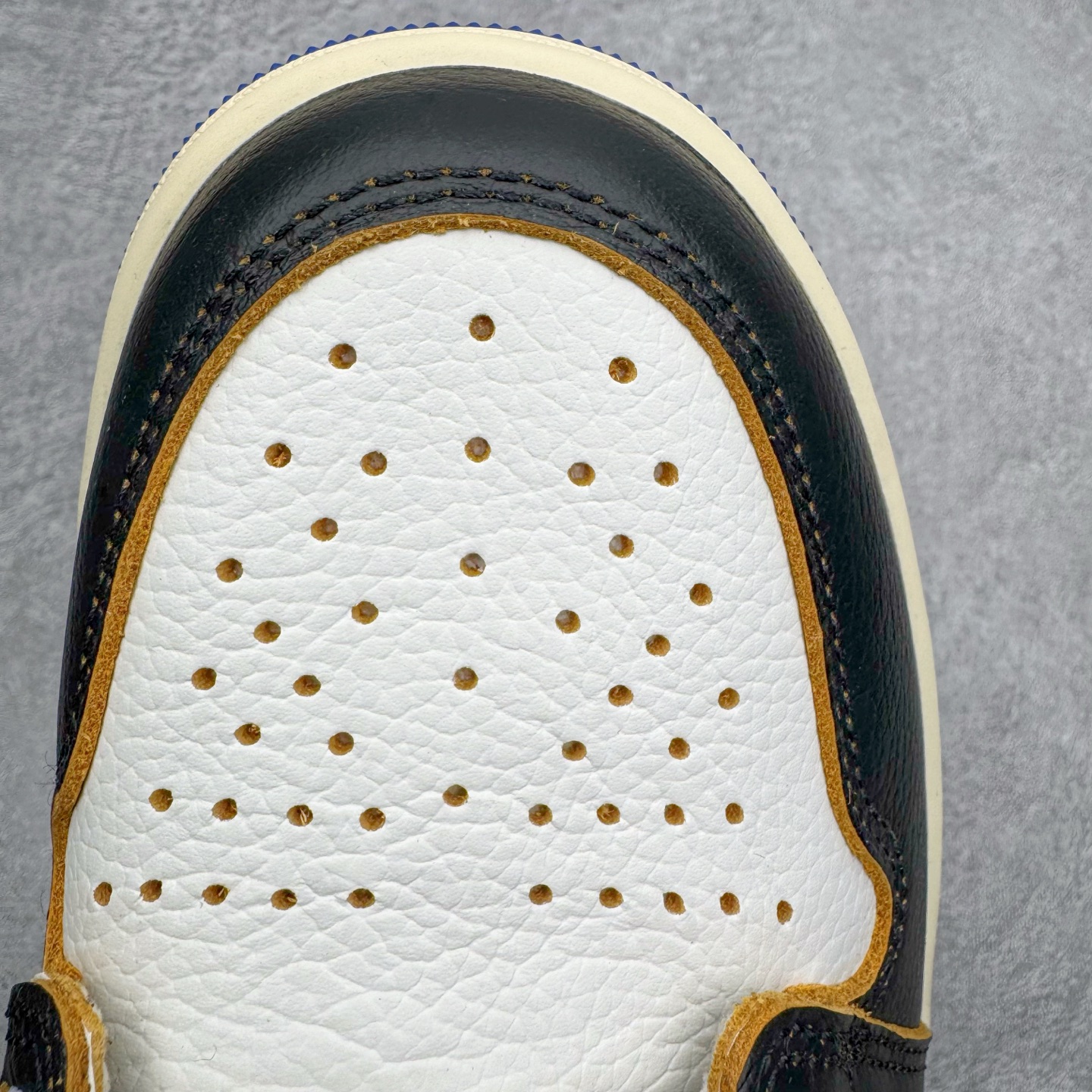 图片[15]-＃LS纯原 Union LA x Fragment Design x Air Jordan AJ1 Retro High NRG 藤原浩三方联名四色拼接灰 闪电白蓝红 IO7847-002 圈内最强系列 高端零售特供批次 产品品控稳定性领先行业 各方面均可对飙L版 良心定价不杀猪 SZ原厂全套原楦原纸板冲刀磨具开发 原厂皮料加持 原厂港宝加持定型后跟R度完美 同源原厂电绣 飞翼针数密度立体效果一致 百分百一致原鞋 原厂拉帮工艺 针距密度一致 后跟弧度收口自然不对折 极致一眼正品既视感 进口玻璃冲刀皮料裁剪零毛边 全鞋电脑针车工艺 品控清洁度最高QC检验标准 免检产品 原厂订购鞋盒、鞋标、防尘纸、鞋撑、鞋带 追求极致的原厂味道 尺码：36 36.5 37.5 38 38.5 39 40 40.5 41 42 42.5 43 44 44.5 45 46 47.5-选品中心