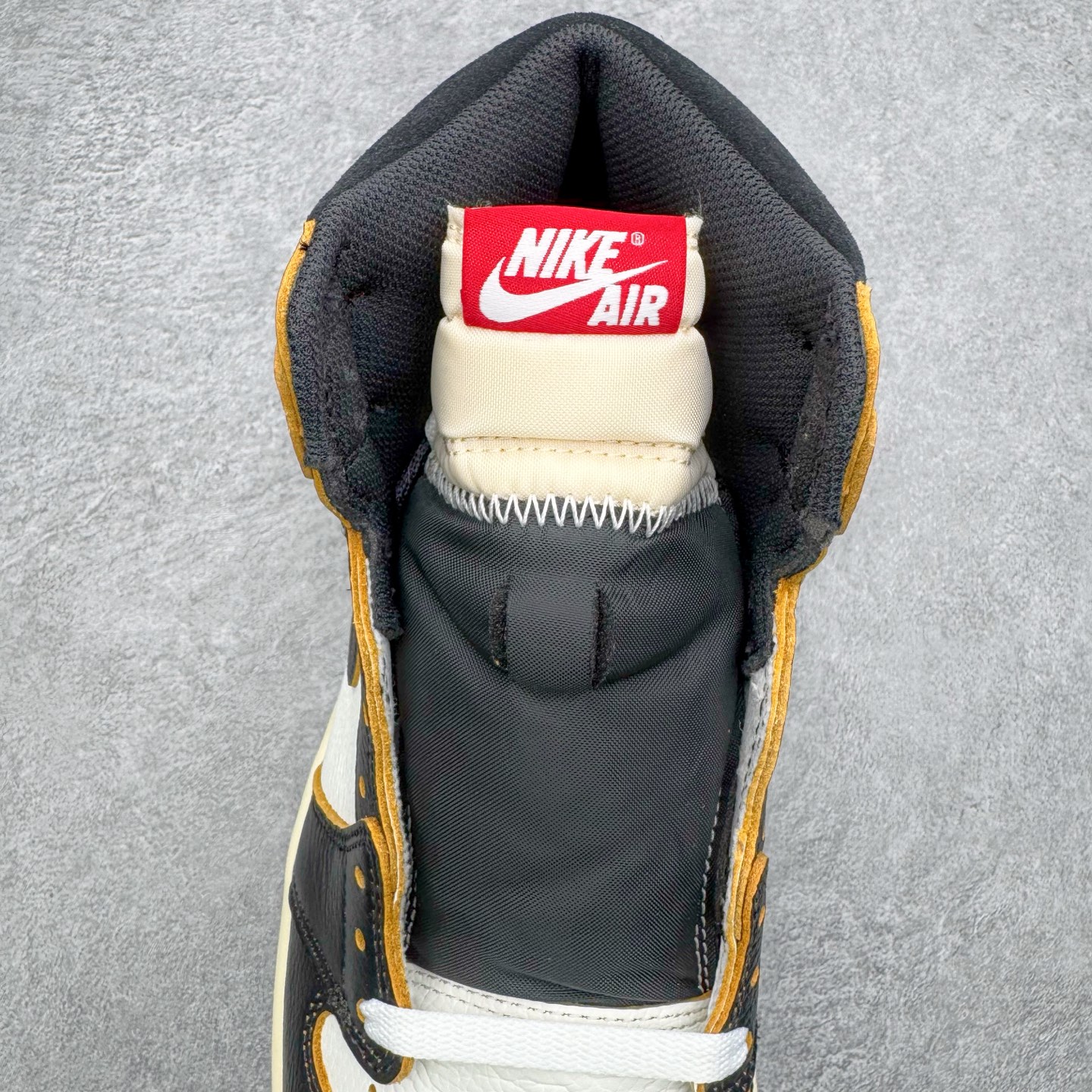 图片[5]-＃LS纯原 Union LA x Fragment Design x Air Jordan AJ1 Retro High NRG 藤原浩三方联名四色拼接灰 闪电白蓝红 IO7847-002 圈内最强系列 高端零售特供批次 产品品控稳定性领先行业 各方面均可对飙L版 良心定价不杀猪 SZ原厂全套原楦原纸板冲刀磨具开发 原厂皮料加持 原厂港宝加持定型后跟R度完美 同源原厂电绣 飞翼针数密度立体效果一致 百分百一致原鞋 原厂拉帮工艺 针距密度一致 后跟弧度收口自然不对折 极致一眼正品既视感 进口玻璃冲刀皮料裁剪零毛边 全鞋电脑针车工艺 品控清洁度最高QC检验标准 免检产品 原厂订购鞋盒、鞋标、防尘纸、鞋撑、鞋带 追求极致的原厂味道 尺码：36 36.5 37.5 38 38.5 39 40 40.5 41 42 42.5 43 44 44.5 45 46 47.5-选品中心