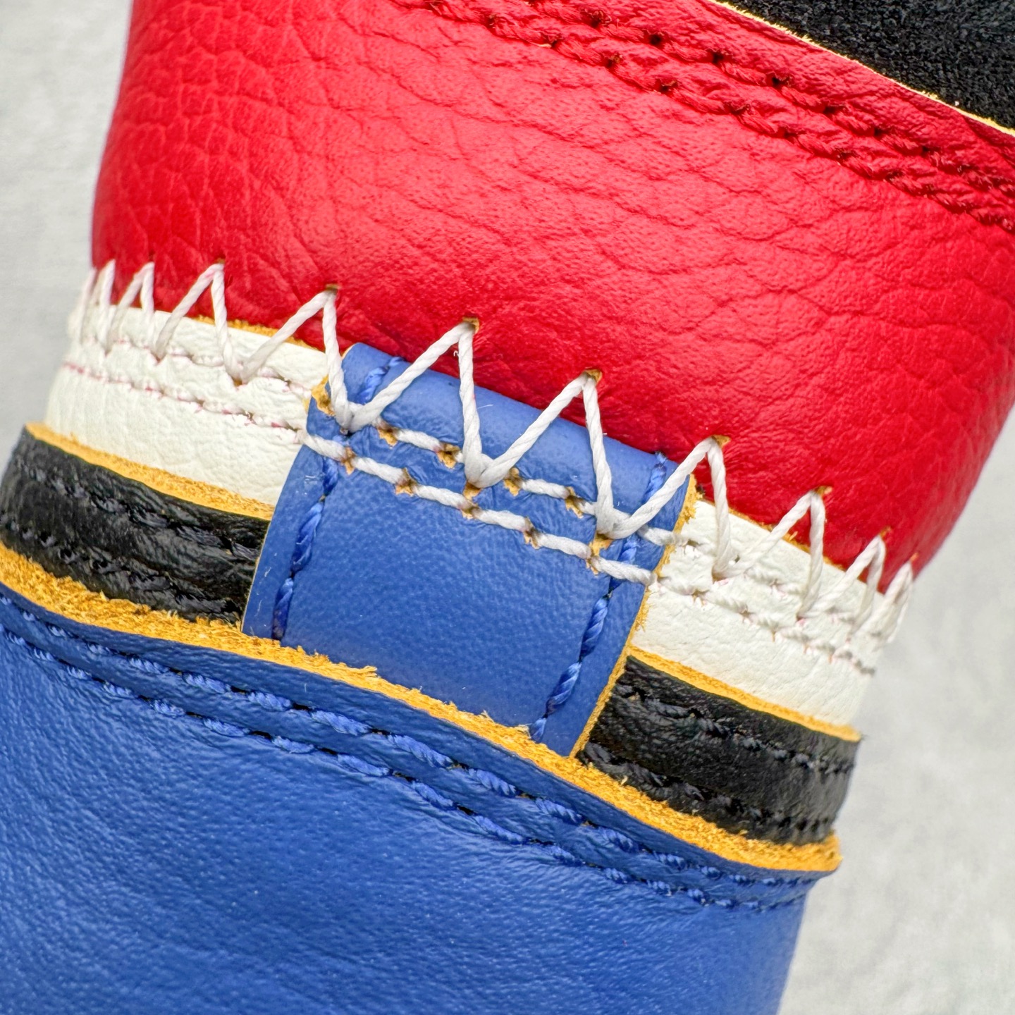 图片[16]-＃LS纯原 Union LA x Fragment Design x Air Jordan AJ1 Retro High NRG 藤原浩三方联名四色拼接灰 闪电白蓝红 IO7847-002 圈内最强系列 高端零售特供批次 产品品控稳定性领先行业 各方面均可对飙L版 良心定价不杀猪 SZ原厂全套原楦原纸板冲刀磨具开发 原厂皮料加持 原厂港宝加持定型后跟R度完美 同源原厂电绣 飞翼针数密度立体效果一致 百分百一致原鞋 原厂拉帮工艺 针距密度一致 后跟弧度收口自然不对折 极致一眼正品既视感 进口玻璃冲刀皮料裁剪零毛边 全鞋电脑针车工艺 品控清洁度最高QC检验标准 免检产品 原厂订购鞋盒、鞋标、防尘纸、鞋撑、鞋带 追求极致的原厂味道 尺码：36 36.5 37.5 38 38.5 39 40 40.5 41 42 42.5 43 44 44.5 45 46 47.5-选品中心