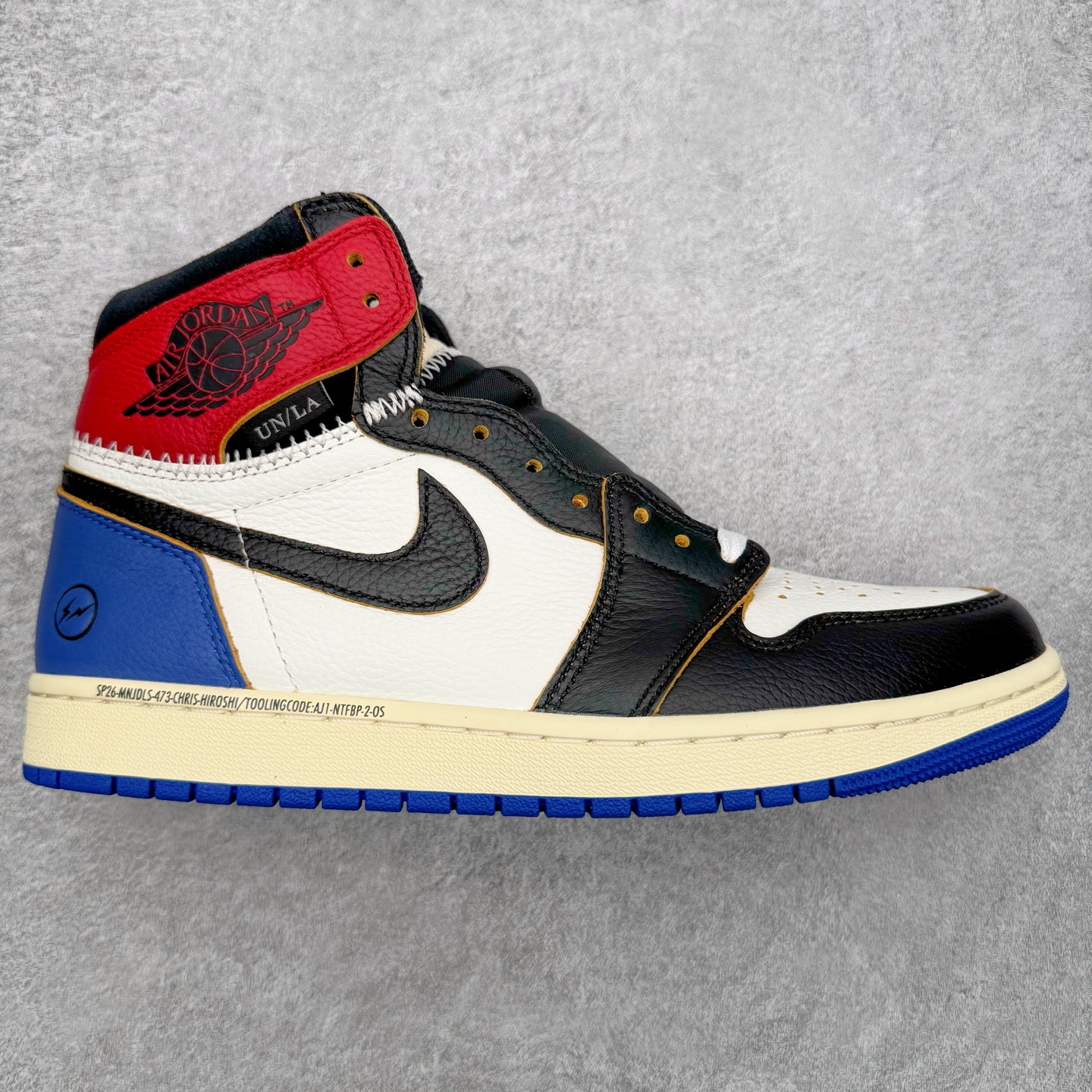 ＃LS纯原 Union LA x Fragment Design x Air Jordan AJ1 Retro High NRG 藤原浩三方联名四色拼接灰 闪电白蓝红 IO7847-002 圈内最强系列 高端零售特供批次 产品品控稳定性领先行业 各方面均可对飙L版 良心定价不杀猪 SZ原厂全套原楦原纸板冲刀磨具开发 原厂皮料加持 原厂港宝加持定型后跟R度完美 同源原厂电绣 飞翼针数密度立体效果一致 百分百一致原鞋 原厂拉帮工艺 针距密度一致 后跟弧度收口自然不对折 极致一眼正品既视感 进口玻璃冲刀皮料裁剪零毛边 全鞋电脑针车工艺 品控清洁度最高QC检验标准 免检产品 原厂订购鞋盒、鞋标、防尘纸、鞋撑、鞋带 追求极致的原厂味道 尺码：36 36.5 37.5 38 38.5 39 40 40.5 41 42 42.5 43 44 44.5 45 46 47.5-选品中心