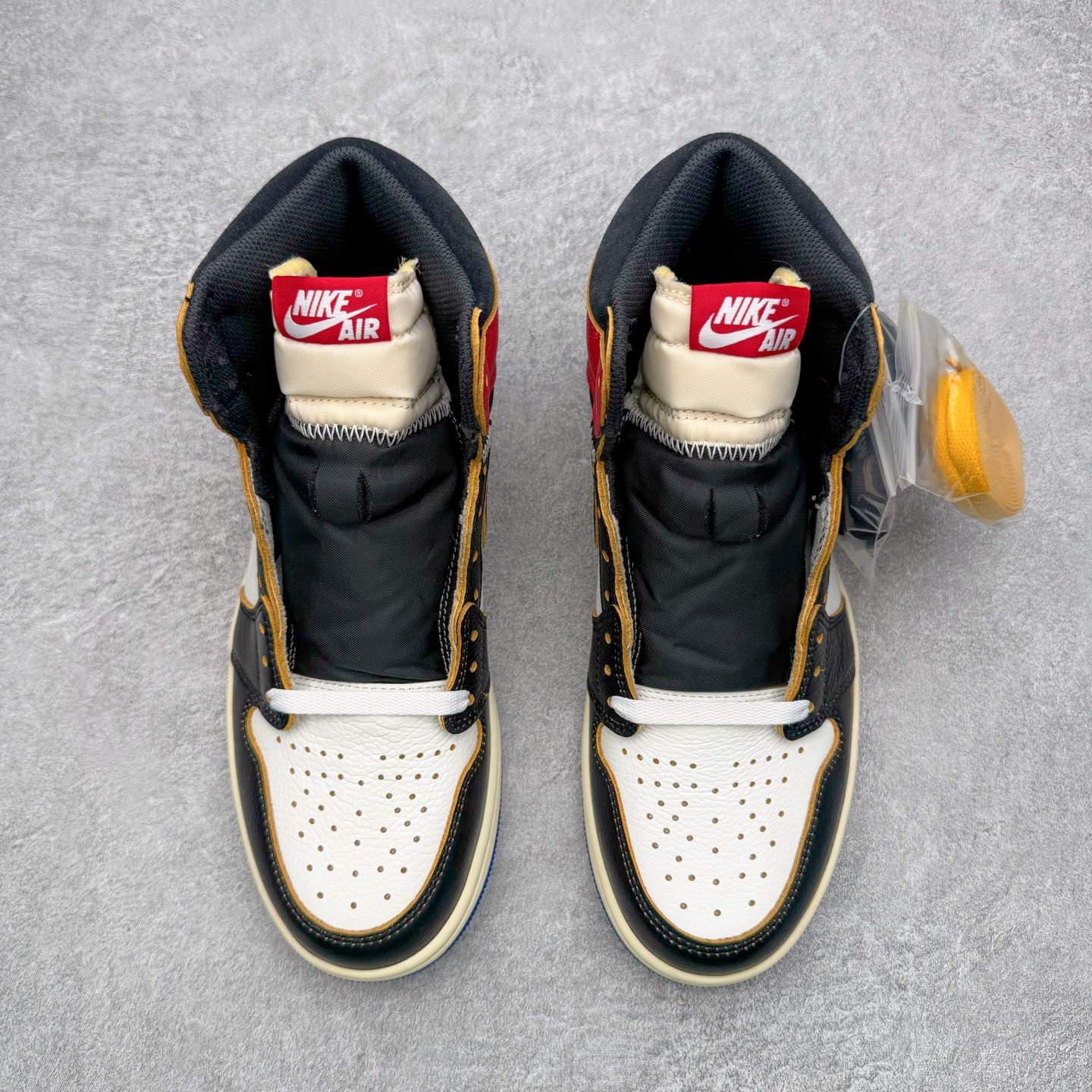 图片[2]-＃LS纯原 Union LA x Fragment Design x Air Jordan AJ1 Retro High NRG 藤原浩三方联名四色拼接灰 闪电白蓝红 IO7847-002 圈内最强系列 高端零售特供批次 产品品控稳定性领先行业 各方面均可对飙L版 良心定价不杀猪 SZ原厂全套原楦原纸板冲刀磨具开发 原厂皮料加持 原厂港宝加持定型后跟R度完美 同源原厂电绣 飞翼针数密度立体效果一致 百分百一致原鞋 原厂拉帮工艺 针距密度一致 后跟弧度收口自然不对折 极致一眼正品既视感 进口玻璃冲刀皮料裁剪零毛边 全鞋电脑针车工艺 品控清洁度最高QC检验标准 免检产品 原厂订购鞋盒、鞋标、防尘纸、鞋撑、鞋带 追求极致的原厂味道 尺码：36 36.5 37.5 38 38.5 39 40 40.5 41 42 42.5 43 44 44.5 45 46 47.5-选品中心