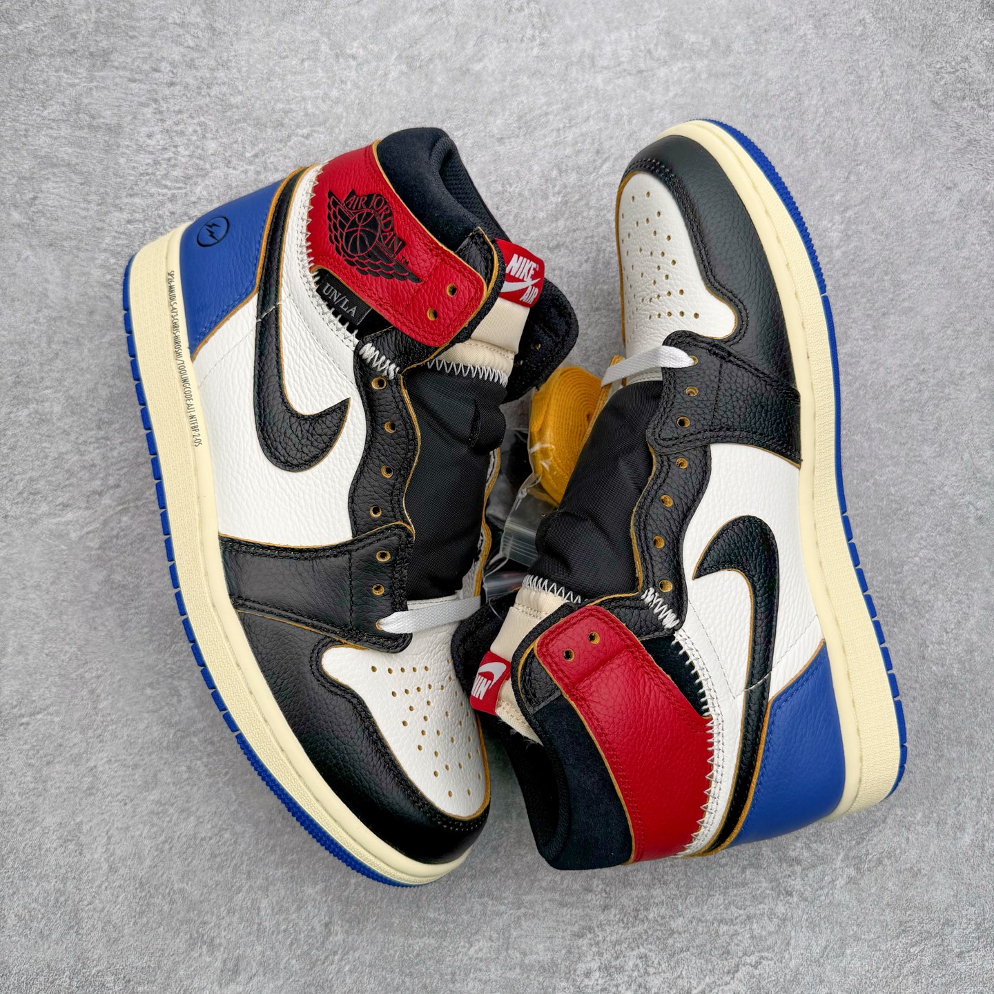 图片[3]-＃LS纯原 Union LA x Fragment Design x Air Jordan AJ1 Retro High NRG 藤原浩三方联名四色拼接灰 闪电白蓝红 IO7847-002 圈内最强系列 高端零售特供批次 产品品控稳定性领先行业 各方面均可对飙L版 良心定价不杀猪 SZ原厂全套原楦原纸板冲刀磨具开发 原厂皮料加持 原厂港宝加持定型后跟R度完美 同源原厂电绣 飞翼针数密度立体效果一致 百分百一致原鞋 原厂拉帮工艺 针距密度一致 后跟弧度收口自然不对折 极致一眼正品既视感 进口玻璃冲刀皮料裁剪零毛边 全鞋电脑针车工艺 品控清洁度最高QC检验标准 免检产品 原厂订购鞋盒、鞋标、防尘纸、鞋撑、鞋带 追求极致的原厂味道 尺码：36 36.5 37.5 38 38.5 39 40 40.5 41 42 42.5 43 44 44.5 45 46 47.5-选品中心