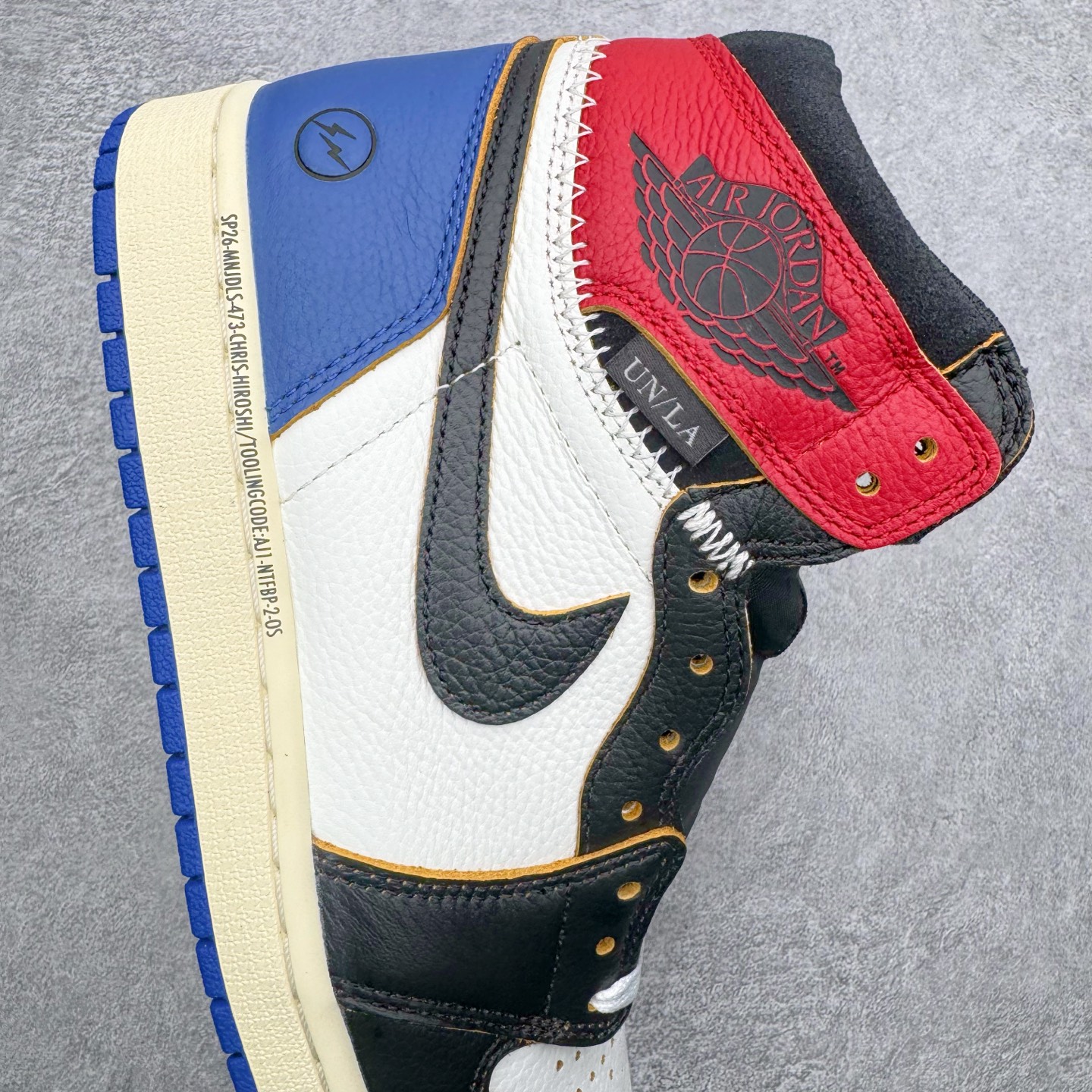 图片[6]-＃LS纯原 Union LA x Fragment Design x Air Jordan AJ1 Retro High NRG 藤原浩三方联名四色拼接灰 闪电白蓝红 IO7847-002 圈内最强系列 高端零售特供批次 产品品控稳定性领先行业 各方面均可对飙L版 良心定价不杀猪 SZ原厂全套原楦原纸板冲刀磨具开发 原厂皮料加持 原厂港宝加持定型后跟R度完美 同源原厂电绣 飞翼针数密度立体效果一致 百分百一致原鞋 原厂拉帮工艺 针距密度一致 后跟弧度收口自然不对折 极致一眼正品既视感 进口玻璃冲刀皮料裁剪零毛边 全鞋电脑针车工艺 品控清洁度最高QC检验标准 免检产品 原厂订购鞋盒、鞋标、防尘纸、鞋撑、鞋带 追求极致的原厂味道 尺码：36 36.5 37.5 38 38.5 39 40 40.5 41 42 42.5 43 44 44.5 45 46 47.5-选品中心