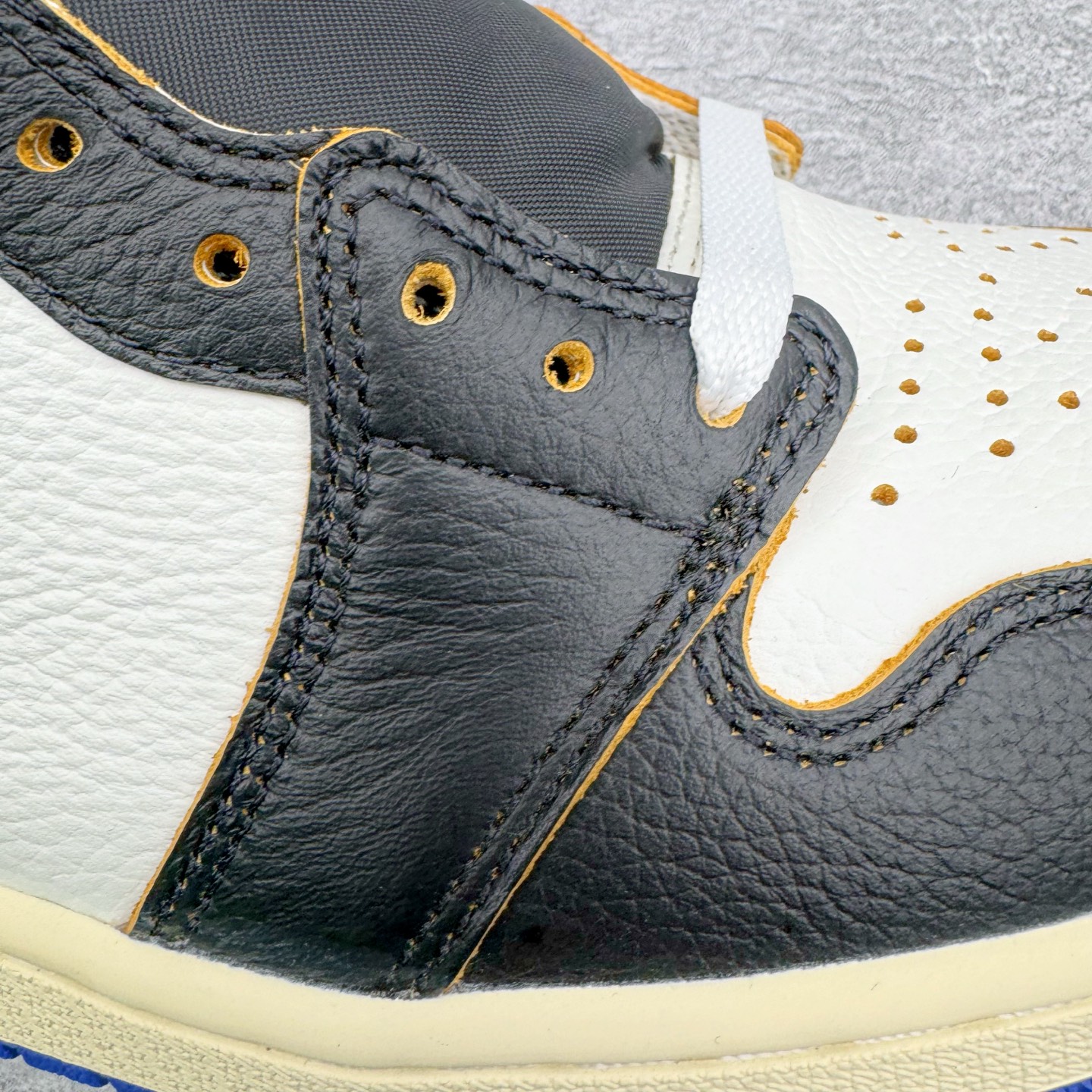 图片[19]-＃LS纯原 Union LA x Fragment Design x Air Jordan AJ1 Retro High NRG 藤原浩三方联名四色拼接灰 闪电白蓝红 IO7847-002 圈内最强系列 高端零售特供批次 产品品控稳定性领先行业 各方面均可对飙L版 良心定价不杀猪 SZ原厂全套原楦原纸板冲刀磨具开发 原厂皮料加持 原厂港宝加持定型后跟R度完美 同源原厂电绣 飞翼针数密度立体效果一致 百分百一致原鞋 原厂拉帮工艺 针距密度一致 后跟弧度收口自然不对折 极致一眼正品既视感 进口玻璃冲刀皮料裁剪零毛边 全鞋电脑针车工艺 品控清洁度最高QC检验标准 免检产品 原厂订购鞋盒、鞋标、防尘纸、鞋撑、鞋带 追求极致的原厂味道 尺码：36 36.5 37.5 38 38.5 39 40 40.5 41 42 42.5 43 44 44.5 45 46 47.5-选品中心