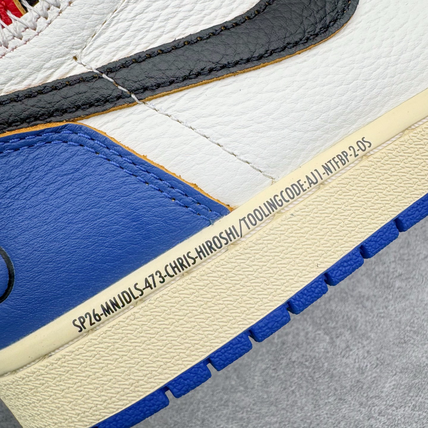 图片[21]-＃LS纯原 Union LA x Fragment Design x Air Jordan AJ1 Retro High NRG 藤原浩三方联名四色拼接灰 闪电白蓝红 IO7847-002 圈内最强系列 高端零售特供批次 产品品控稳定性领先行业 各方面均可对飙L版 良心定价不杀猪 SZ原厂全套原楦原纸板冲刀磨具开发 原厂皮料加持 原厂港宝加持定型后跟R度完美 同源原厂电绣 飞翼针数密度立体效果一致 百分百一致原鞋 原厂拉帮工艺 针距密度一致 后跟弧度收口自然不对折 极致一眼正品既视感 进口玻璃冲刀皮料裁剪零毛边 全鞋电脑针车工艺 品控清洁度最高QC检验标准 免检产品 原厂订购鞋盒、鞋标、防尘纸、鞋撑、鞋带 追求极致的原厂味道 尺码：36 36.5 37.5 38 38.5 39 40 40.5 41 42 42.5 43 44 44.5 45 46 47.5-选品中心