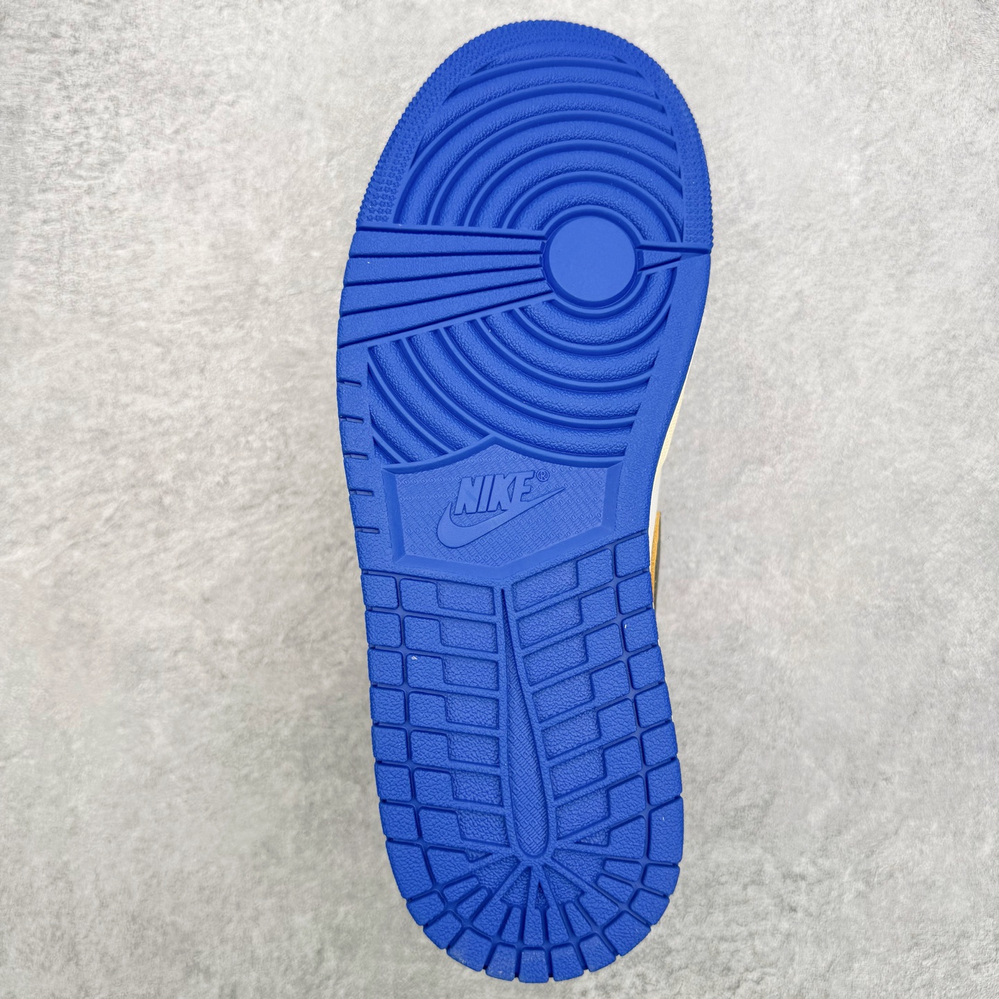 图片[9]-＃LS纯原 Union LA x Fragment Design x Air Jordan AJ1 Retro High NRG 藤原浩三方联名四色拼接灰 闪电白蓝红 IO7847-002 圈内最强系列 高端零售特供批次 产品品控稳定性领先行业 各方面均可对飙L版 良心定价不杀猪 SZ原厂全套原楦原纸板冲刀磨具开发 原厂皮料加持 原厂港宝加持定型后跟R度完美 同源原厂电绣 飞翼针数密度立体效果一致 百分百一致原鞋 原厂拉帮工艺 针距密度一致 后跟弧度收口自然不对折 极致一眼正品既视感 进口玻璃冲刀皮料裁剪零毛边 全鞋电脑针车工艺 品控清洁度最高QC检验标准 免检产品 原厂订购鞋盒、鞋标、防尘纸、鞋撑、鞋带 追求极致的原厂味道 尺码：36 36.5 37.5 38 38.5 39 40 40.5 41 42 42.5 43 44 44.5 45 46 47.5-选品中心