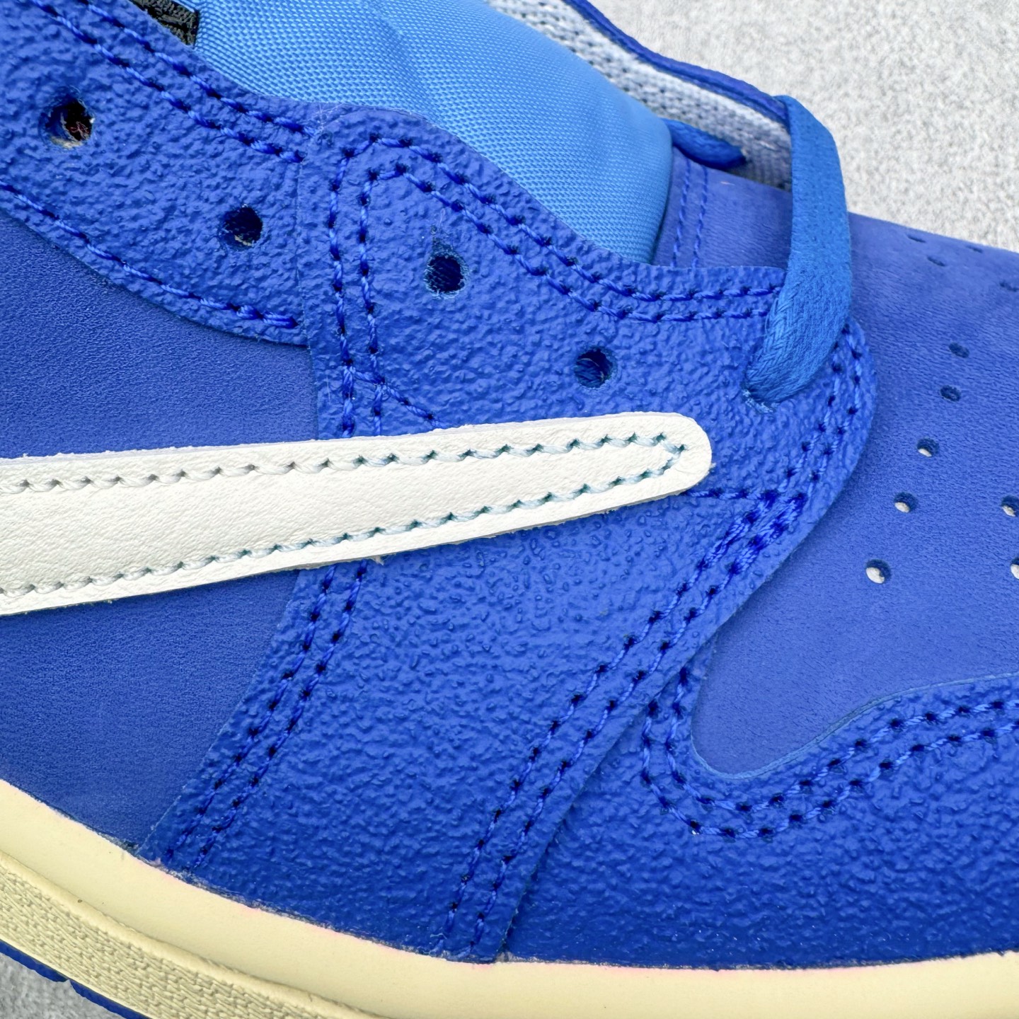 图片[11]-＃LS纯原 Travis Scott x Fragment x Air Jordan AJ1 Low OG SP 三方联名闪电倒钩低帮 蓝白 DM7866-400 圈内最强倒钩系列 高端零售特供批次 产品品控稳定性领先行业 各方面均可对飙L版 良心定价不杀猪 SZ原厂全套原楦原纸板冲刀磨具开发 原厂皮料加持 原厂港宝加持定型后跟R度完美 同源原厂电绣 鬼脸飞翼针数密度立体效果一致 百分百一致原鞋 原厂拉帮工艺 针距密度一致 后跟弧度收口自然不对折 极致一眼正品既视感 进口玻璃冲刀皮料裁剪零毛边 全鞋电脑针车工艺 品控清洁度最高QC检验标准 免检产品 原厂订购鞋盒、鞋标、防尘纸、鞋撑、鞋带 追求极致的原厂味道 尺码：40 40.5 41 42 42.5 43 44 44.5 45 46 47.5 48.5-选品中心