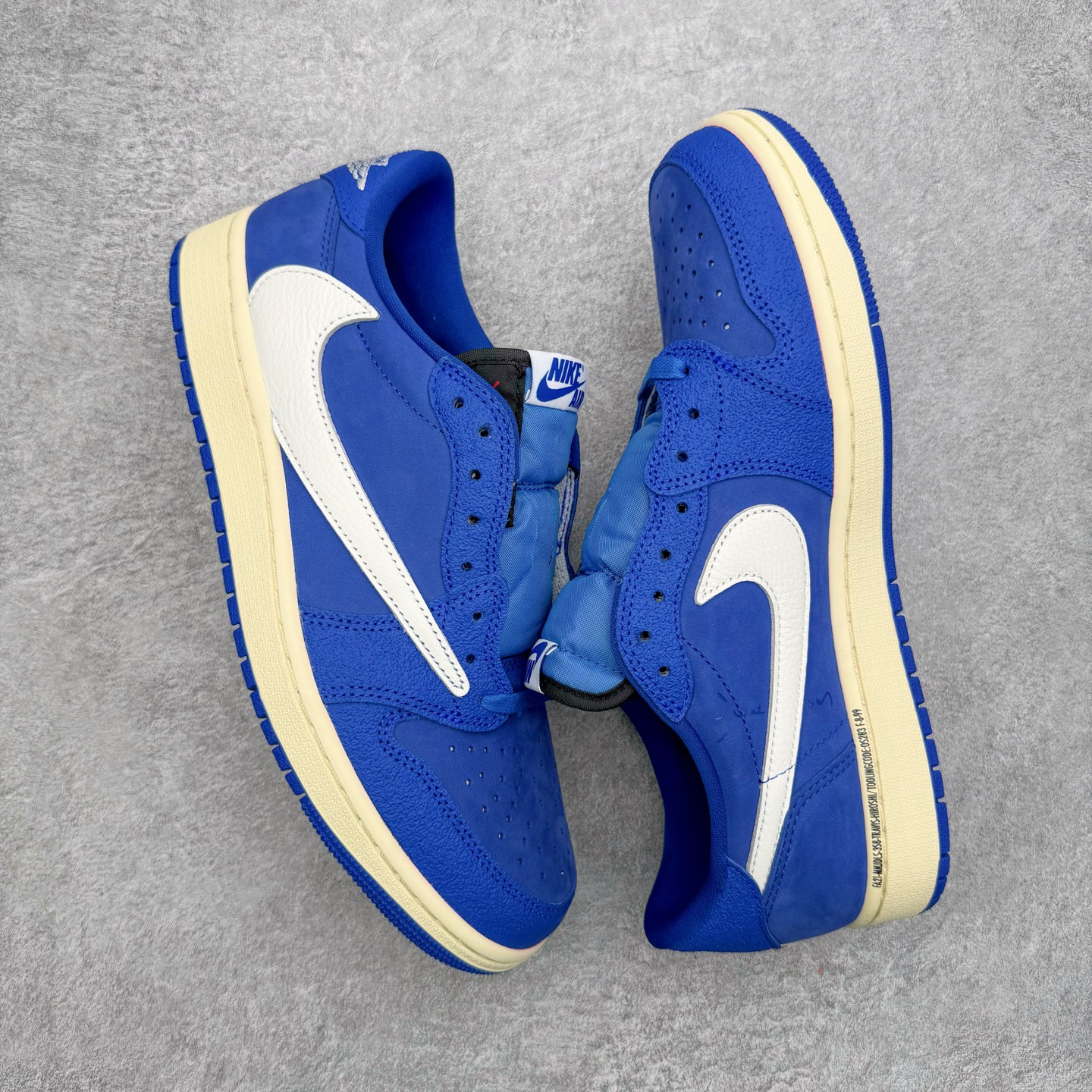 图片[3]-＃LS纯原 Travis Scott x Fragment x Air Jordan AJ1 Low OG SP 三方联名闪电倒钩低帮 蓝白 DM7866-400 圈内最强倒钩系列 高端零售特供批次 产品品控稳定性领先行业 各方面均可对飙L版 良心定价不杀猪 SZ原厂全套原楦原纸板冲刀磨具开发 原厂皮料加持 原厂港宝加持定型后跟R度完美 同源原厂电绣 鬼脸飞翼针数密度立体效果一致 百分百一致原鞋 原厂拉帮工艺 针距密度一致 后跟弧度收口自然不对折 极致一眼正品既视感 进口玻璃冲刀皮料裁剪零毛边 全鞋电脑针车工艺 品控清洁度最高QC检验标准 免检产品 原厂订购鞋盒、鞋标、防尘纸、鞋撑、鞋带 追求极致的原厂味道 尺码：40 40.5 41 42 42.5 43 44 44.5 45 46 47.5 48.5-选品中心