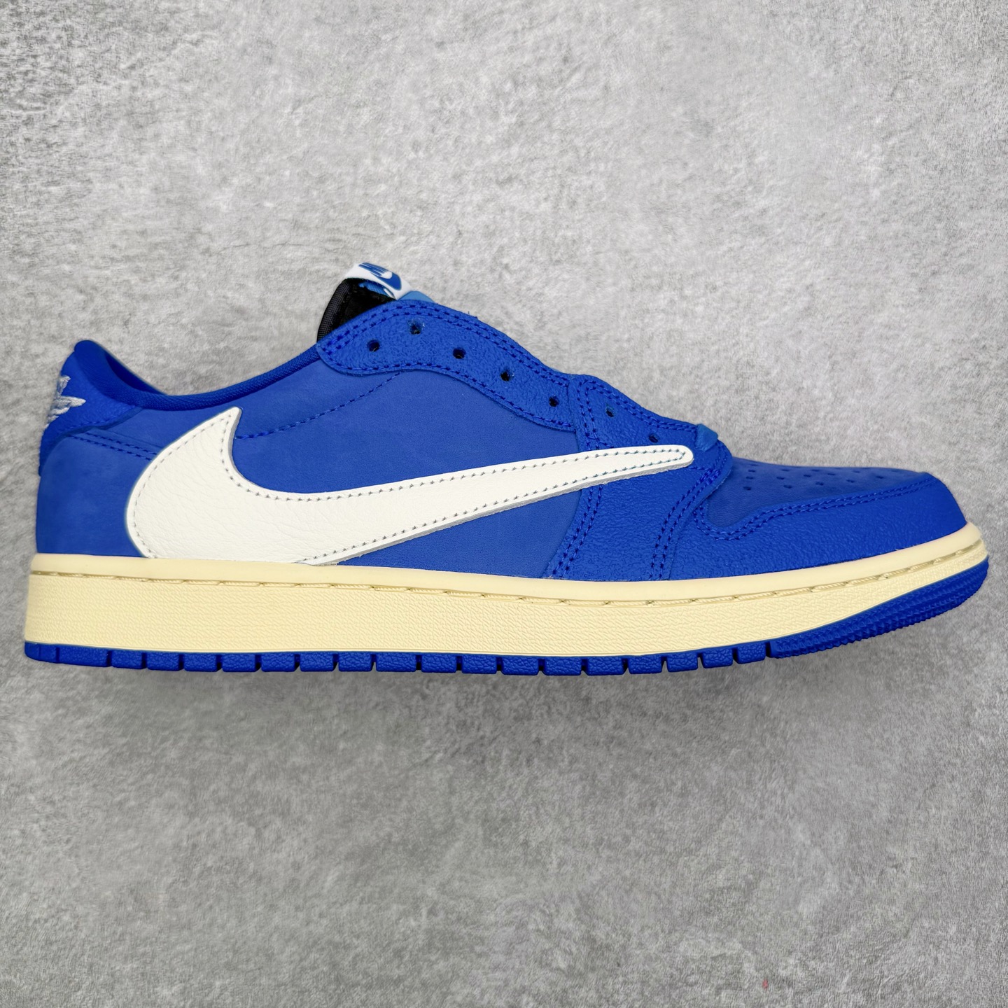 ＃LS纯原 Travis Scott x Fragment x Air Jordan AJ1 Low OG SP 三方联名闪电倒钩低帮 蓝白 DM7866-400 圈内最强倒钩系列 高端零售特供批次 产品品控稳定性领先行业 各方面均可对飙L版 良心定价不杀猪 SZ原厂全套原楦原纸板冲刀磨具开发 原厂皮料加持 原厂港宝加持定型后跟R度完美 同源原厂电绣 鬼脸飞翼针数密度立体效果一致 百分百一致原鞋 原厂拉帮工艺 针距密度一致 后跟弧度收口自然不对折 极致一眼正品既视感 进口玻璃冲刀皮料裁剪零毛边 全鞋电脑针车工艺 品控清洁度最高QC检验标准 免检产品 原厂订购鞋盒、鞋标、防尘纸、鞋撑、鞋带 追求极致的原厂味道 尺码：40 40.5 41 42 42.5 43 44 44.5 45 46 47.5 48.5-选品中心