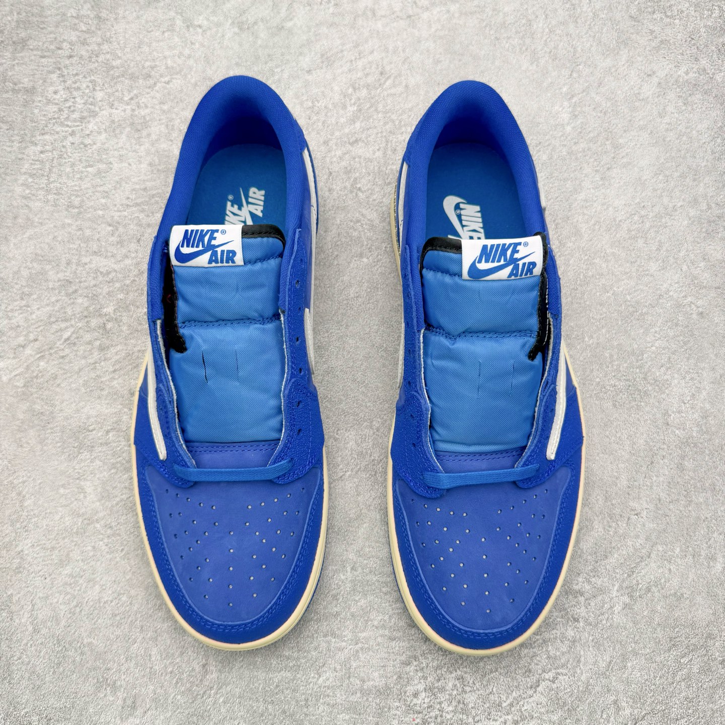 图片[2]-＃LS纯原 Travis Scott x Fragment x Air Jordan AJ1 Low OG SP 三方联名闪电倒钩低帮 蓝白 DM7866-400 圈内最强倒钩系列 高端零售特供批次 产品品控稳定性领先行业 各方面均可对飙L版 良心定价不杀猪 SZ原厂全套原楦原纸板冲刀磨具开发 原厂皮料加持 原厂港宝加持定型后跟R度完美 同源原厂电绣 鬼脸飞翼针数密度立体效果一致 百分百一致原鞋 原厂拉帮工艺 针距密度一致 后跟弧度收口自然不对折 极致一眼正品既视感 进口玻璃冲刀皮料裁剪零毛边 全鞋电脑针车工艺 品控清洁度最高QC检验标准 免检产品 原厂订购鞋盒、鞋标、防尘纸、鞋撑、鞋带 追求极致的原厂味道 尺码：40 40.5 41 42 42.5 43 44 44.5 45 46 47.5 48.5-选品中心