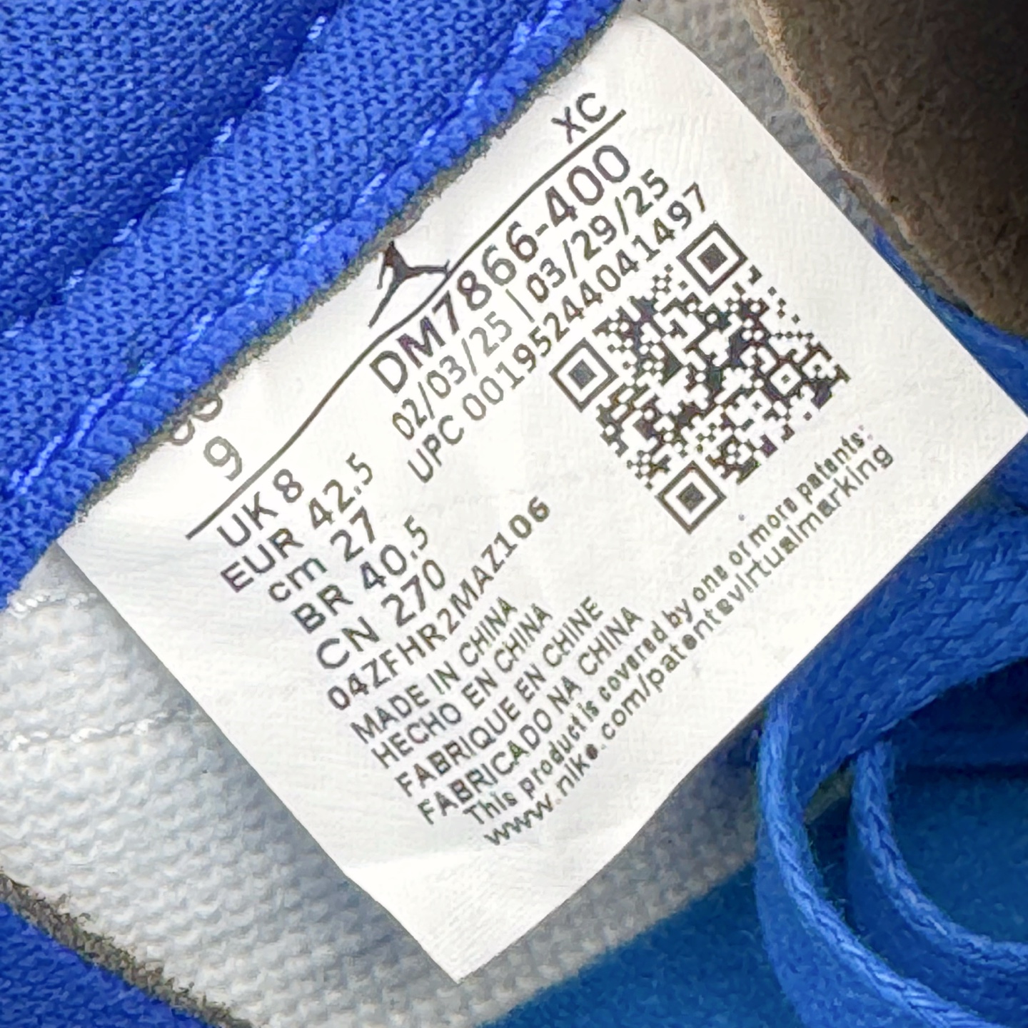 图片[13]-＃LS纯原 Travis Scott x Fragment x Air Jordan AJ1 Low OG SP 三方联名闪电倒钩低帮 蓝白 DM7866-400 圈内最强倒钩系列 高端零售特供批次 产品品控稳定性领先行业 各方面均可对飙L版 良心定价不杀猪 SZ原厂全套原楦原纸板冲刀磨具开发 原厂皮料加持 原厂港宝加持定型后跟R度完美 同源原厂电绣 鬼脸飞翼针数密度立体效果一致 百分百一致原鞋 原厂拉帮工艺 针距密度一致 后跟弧度收口自然不对折 极致一眼正品既视感 进口玻璃冲刀皮料裁剪零毛边 全鞋电脑针车工艺 品控清洁度最高QC检验标准 免检产品 原厂订购鞋盒、鞋标、防尘纸、鞋撑、鞋带 追求极致的原厂味道 尺码：40 40.5 41 42 42.5 43 44 44.5 45 46 47.5 48.5-选品中心